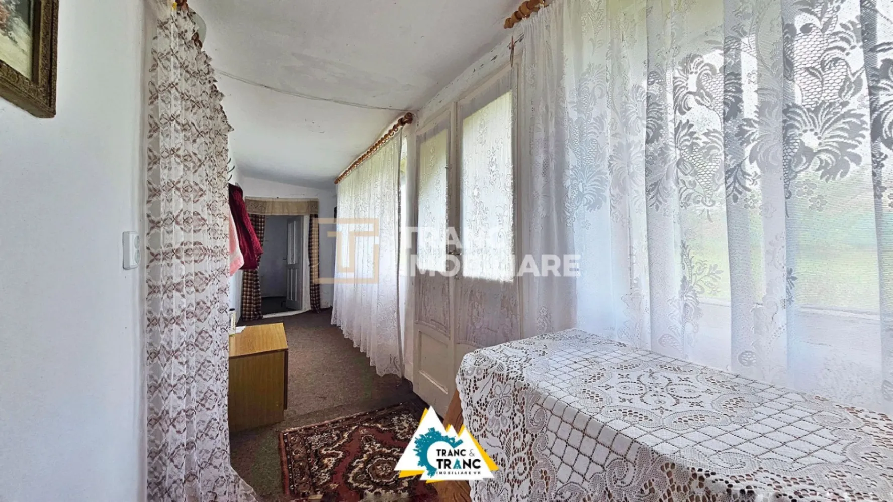 Casă cu 2 camere în stil tradițional, în Iratoșu