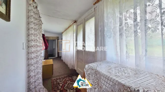 Casă cu 2 camere în stil tradițional, în Iratoșu