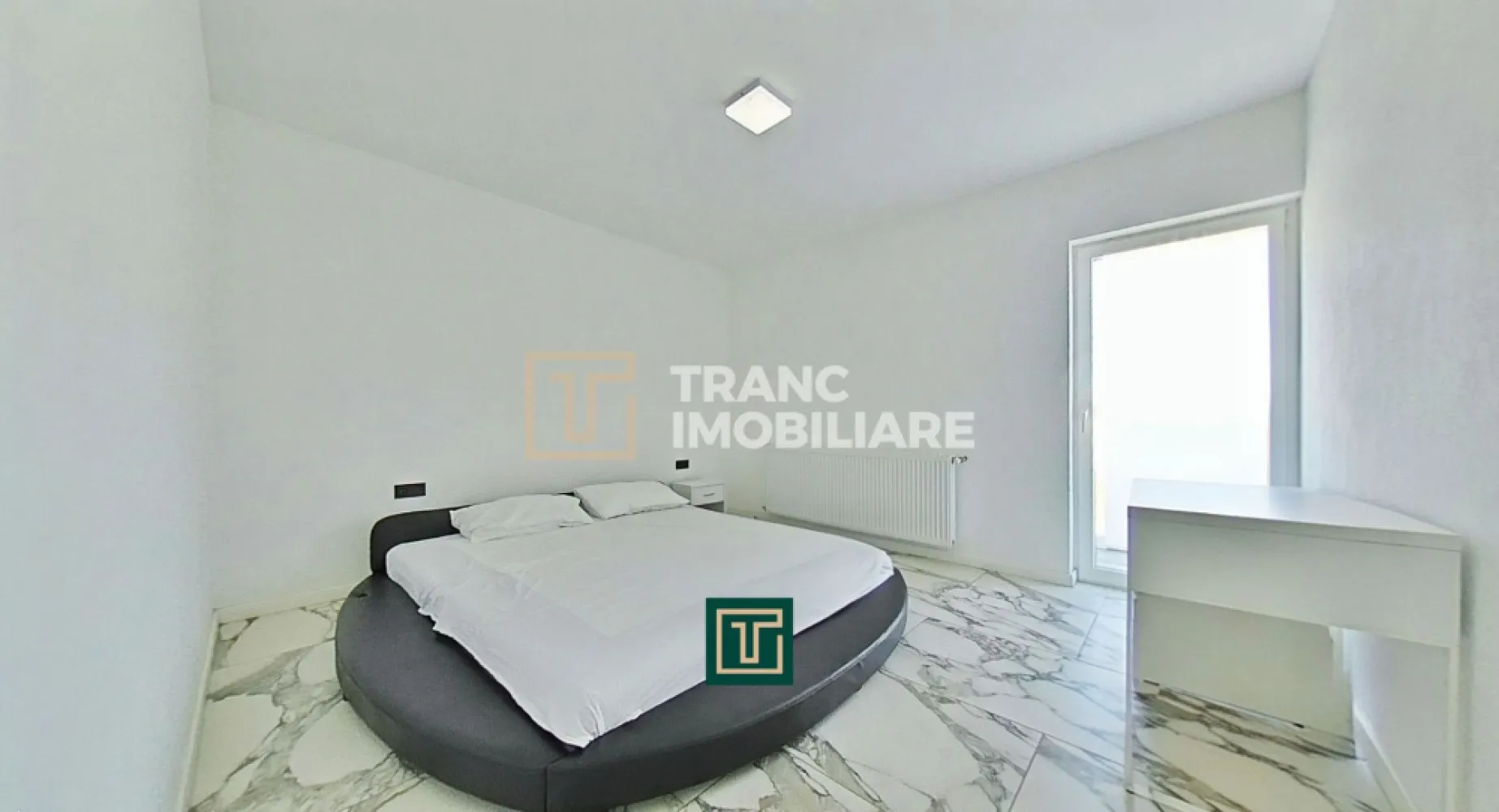 Casă modernă cu 4 camere de închiriat în Fântânele – confort, stil și liniște - Descoperă o casă modernă, cu personalitate, situată în Fântânele, într-un cartier rezidențial nou, liniștit și sigur, ideal pentru familii sau persoane care caută confort și intimitate.

Proprietatea este construită în anul 2021, are o suprafață utilă de 100 mp (125 mp desfășurați) și un teren de 300 mp, cu un front stradal de 13 metri. Casa este amplasată pe două nivele și are o compartimentare practică și bine gândită.

La parter se află o sufragerie foarte spațioasă cu bucătărie open space, o baie și o cameră tehnică, iar la etaj se regăsesc trei dormitoare luminoase, dintre care două dispun de balcon, și o baie modernă. Curtea oferă un loc special amenajat pentru relaxare și petrecerea timpului alături de cei dragi.

Casa este dotată cu centrală termică pe gaz, încălzire în pardoseală la parter și calorifere metalice la etaj, aer condiționat, instalație electrică și sanitară din cupru, acoperiș din panouri sandwich și izolație exterioară cu polistiren de 10 cm. Construită din cărămidă pe fundație solidă din beton, locuința oferă un nivel ridicat de confort și eficiență energetică.

Alege să locuiești într-un spațiu elegant, bine poziționat și cu toate facilitățile de care ai nevoie pentru un stil de viață relaxat și modern!