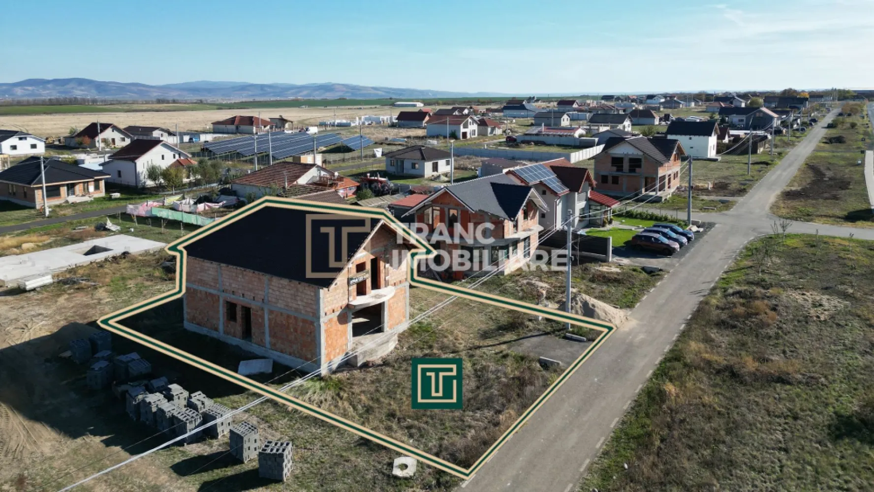 Casă la roșu cu 5 camere în Aluniș, județul Arad – ideală pentru o familie! - Casă la roșu cu 5 camere în Aluniș, județul Arad – ideală pentru o familie!

Dacă visezi la o locuință spațioasă, construită solid și amplasată într-o zonă liniștită, această casă la roșu din Aluniș, județul Arad, este o oportunitate excelentă pentru tine!

Proprietatea are o suprafață utilă de 195 mp (246 mp desfășurați) și este amplasată pe un teren de 500 mp, cu un front stradal de 17 metri. Construită în anul 2019, casa este ridicată pe două niveluri – parter și etaj – oferind un spațiu generos și o compartimentare practică pentru o familie. La parter se află bucătăria, sufrageria, o baie și un dormitor, iar la etaj sunt trei dormitoare, două balcoane, o baie și două dressinguri.

Construcția este realizată din cărămidă, cu fundație solidă din beton și acoperiș din țiglă ceramică. Sapa a fost deja turnată, oferind un avantaj important pentru viitorii proprietari care doresc să continue amenajarea.

Utilitățile sunt în proximitate – curentul la 50 m, iar apa, canalizarea și gazul se află la stradă. Zona este liniștită, cu vecini prietenoși și acces facil la principalele puncte de interes din localitate.

Această casă reprezintă o alegere excelentă pentru cei care își doresc să finalizeze și să personalizeze locuința după propriul gust, într-un cadru plăcut și sigur.