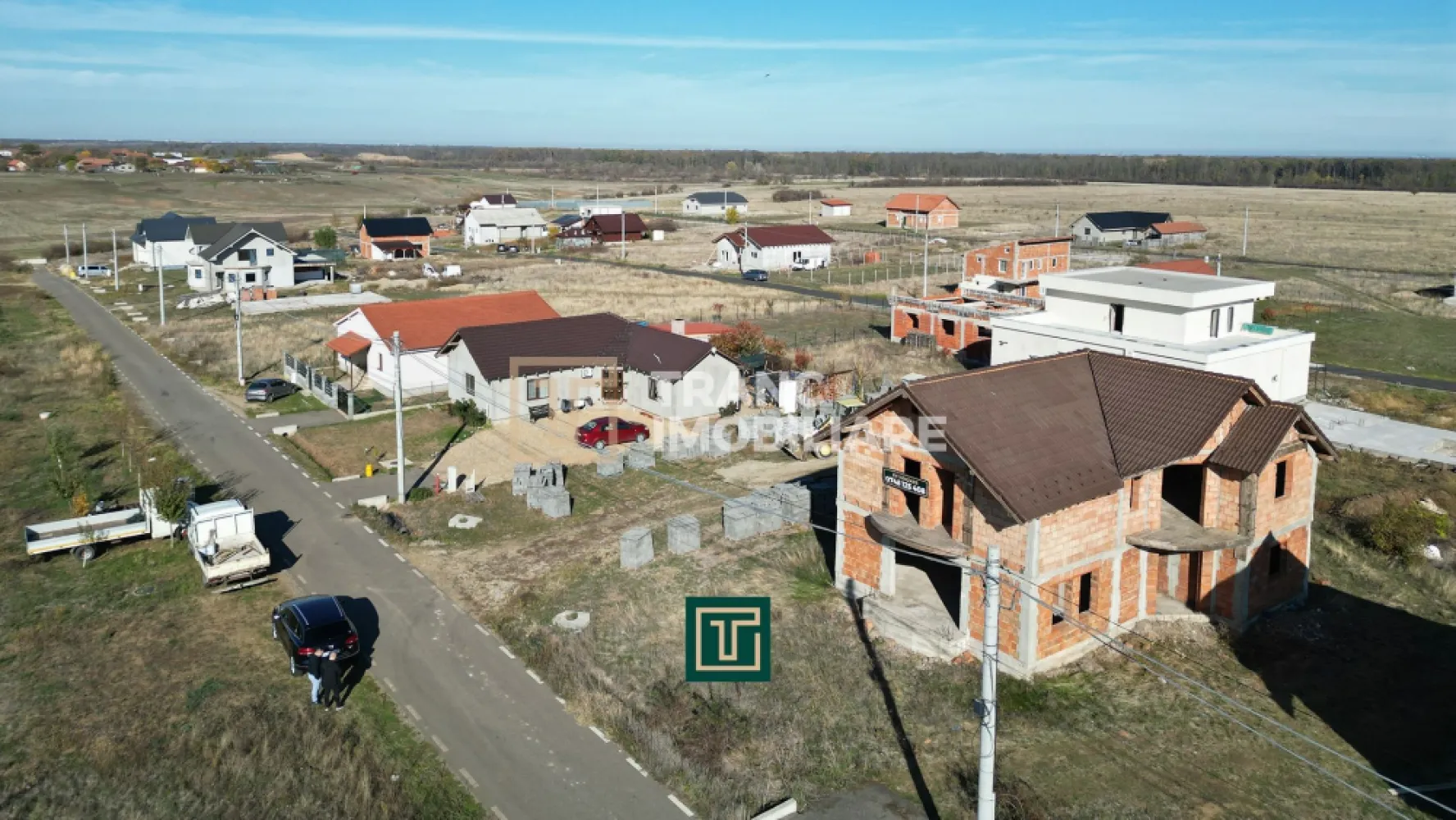 Casă la roșu cu 5 camere în Aluniș, județul Arad – ideală pentru o familie! - Casă la roșu cu 5 camere în Aluniș, județul Arad – ideală pentru o familie!

Dacă visezi la o locuință spațioasă, construită solid și amplasată într-o zonă liniștită, această casă la roșu din Aluniș, județul Arad, este o oportunitate excelentă pentru tine!

Proprietatea are o suprafață utilă de 195 mp (246 mp desfășurați) și este amplasată pe un teren de 500 mp, cu un front stradal de 17 metri. Construită în anul 2019, casa este ridicată pe două niveluri – parter și etaj – oferind un spațiu generos și o compartimentare practică pentru o familie. La parter se află bucătăria, sufrageria, o baie și un dormitor, iar la etaj sunt trei dormitoare, două balcoane, o baie și două dressinguri.

Construcția este realizată din cărămidă, cu fundație solidă din beton și acoperiș din țiglă ceramică. Sapa a fost deja turnată, oferind un avantaj important pentru viitorii proprietari care doresc să continue amenajarea.

Utilitățile sunt în proximitate – curentul la 50 m, iar apa, canalizarea și gazul se află la stradă. Zona este liniștită, cu vecini prietenoși și acces facil la principalele puncte de interes din localitate.

Această casă reprezintă o alegere excelentă pentru cei care își doresc să finalizeze și să personalizeze locuința după propriul gust, într-un cadru plăcut și sigur.