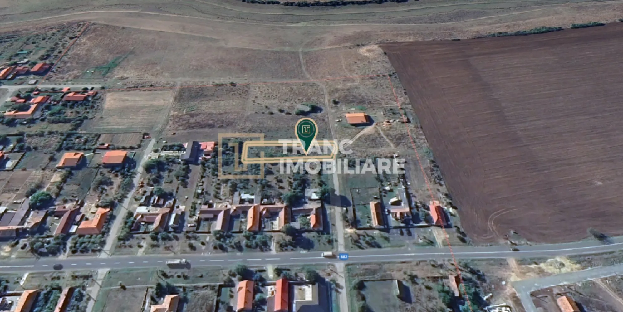 Teren intravilan de vânzare în Aluniș, județul Arad - Teren intravilan de vânzare în Aluniș, județul Arad – oportunitate excelentă pentru investiție sau construcția casei tale!

Îți dorești un loc liniștit, aproape de natură, dar suficient de accesibil pentru a construi casa visurilor tale? Acest teren intravilan din localitatea Aluniș, județul Arad, este alegerea ideală pentru tine.

Proprietatea are o suprafață totală de 1.199 mp și un front stradal generos de 20 ml, oferind suficient spațiu pentru construirea unei locuințe moderne cu curte, grădină și chiar zonă de relaxare sau foișor. Terenul este situat la doar 60 de metri de strada principală, având acces facil, dar păstrând în același timp liniștea și intimitatea unei zone retrase.

Poziționarea sa este ideală pentru cei care caută un echilibru între confortul vieții la țară și accesul rapid către oraș. În zonă se află alte locuințe noi, utilitățile sunt ușor accesibile, iar drumul de acces este practicabil în orice anotimp.

Indiferent dacă ești investitor sau dorești să construiești casa ta într-un cadru natural și liniștit, acest teren reprezintă o oportunitate excelentă cu potențial real de dezvoltare.

Contactează-ne pentru mai multe detalii și programează o vizionare – locul perfect pentru viitorul tău te așteaptă în Aluniș!