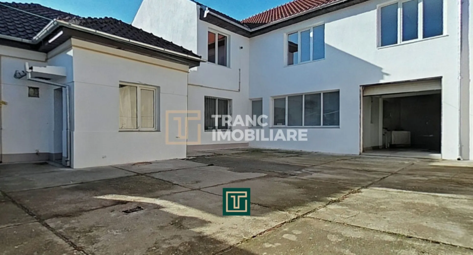 Clădire cu 10 camere în Aradul Nou – ideală pentru investiție/afaceri - Clădire cu 10 camere de vânzare în Arad, cartierul Aradul Nou – ideală pentru investiție sau afacere proprie

Propunem spre vânzare o proprietate versatilă și bine întreținută, situată în Aradul Nou, într-o zonă accesibilă și foarte bine conectată la puncte de interes. Imobilul dispune de două corpuri distincte, oferind multiple posibilități de utilizare.

Primul corp este o casă din cărămidă, pe un singur nivel, cu o compartimentare practică: trei dormitoare, trei băi și o bucătărie open space cu loc de luat masa. Acest spațiu este în prezent închiriat cu 700 euro/lună, ceea ce îi oferă cumpărătorului un venit sigur încă de la achiziție.

Al doilea corp are regim de înălțime P+1. La parter sunt două garaje cu deschidere automată, un spațiu de depozitare și casa scării. Etajul cuprinde o recepție, cinci camere și un vestiar cu toaletă și duș, fiind ideal pentru activități comerciale sau administrative.

Proprietatea are o suprafață utilă de 389 mp, o suprafață desfășurată de 487 mp, teren de 400 mp și un front stradal de 23 m. Construcția veche este ridicată înainte de anul 2000, iar corpul nou a fost edificat în 2007. Clădirea este îngrijită, dispune de curent monofazic și trifazic, centrală pe gaz, calorifere metalice, aer condiționat și instalații electrice și sanitare pe cupru.

Zona este excelentă, cu acces rapid la benzinărie, farmacie, frizerie, gară și hypermarket. Datorită configurației sale, proprietatea este potrivită pentru spații de birouri, clinică privată, centru de permanență sau chiar o afacere de familie, beneficiind și de garaje generoase ce pot fi transformate într-un service auto.

O oportunitate solidă pentru investiție, într-o zonă în continuă dezvoltare.