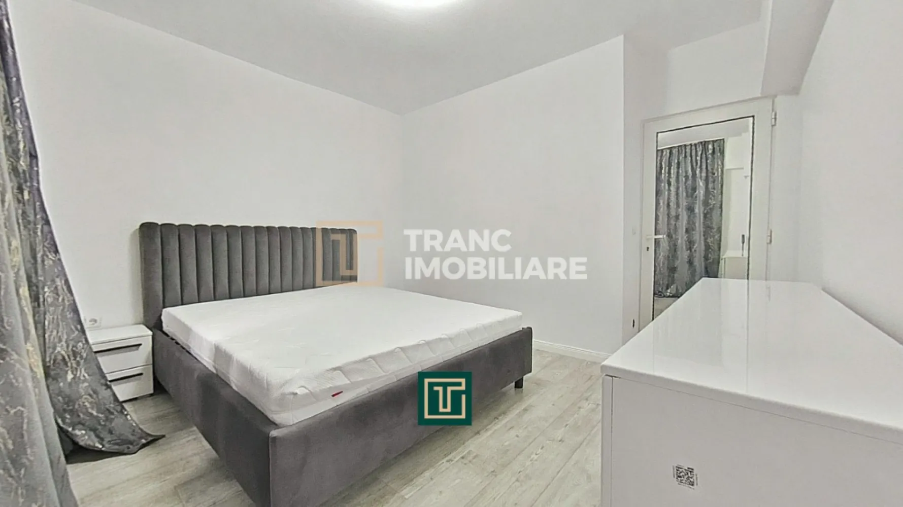 Apartament modern cu 2 camere de închiriat – Arad, Micălaca Zona 300 - Îți propunem spre închiriere un apartament luminos, primitor și complet renovat în 2025, situat într-una dintre cele mai căutate zone din Arad – Micălaca 300, un cartier liniștit, cu infrastructură excelentă și numeroase facilități la doar câțiva pași.

Apartamentul are 70 mp utili (80 mp desfășurați) și este situat la etajul 8/9 într-un bloc solid, construit în 1988. Compartimentarea este semidecomandată și foarte practică: 1 dormitor încăpător, living cu bucătărie open-space, 1 baie, 1 balcon cu vedere frumoasă asupra zonei.

Locuința se remarcă prin atmosfera îngrijită și plăcută, fiind mobilată și utilată complet, cu totul nou – de la mobilier la electrocasnice. Confortul este asigurat de încălzirea CET, aer condiționat și calorifere metalice.

Zona este un mare avantaj: aproape de Facultate, Malul Mureșului, parcuri, restaurante, cafenele, farmacie, hypermarket, transport în comun și spital privat. Tot ce ai nevoie se află la câteva minute de mers pe jos.

Este o locuință ideală pentru cei care își doresc un apartament modern, într-o zonă sigură, liniștită și cu acces rapid la punctele de interes ale orașului.