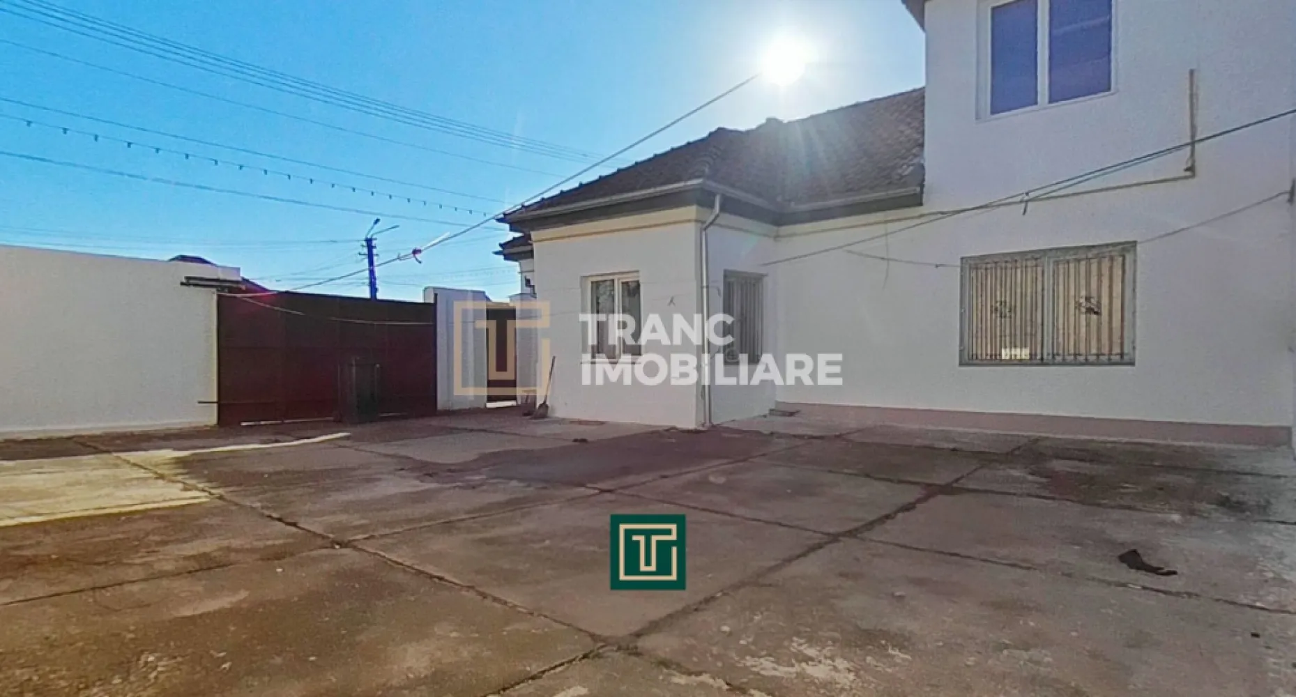 Clădire cu 10 camere în Aradul Nou – ideală pentru investiție/afaceri - Clădire cu 10 camere de vânzare în Arad, cartierul Aradul Nou – ideală pentru investiție sau afacere proprie

Propunem spre vânzare o proprietate versatilă și bine întreținută, situată în Aradul Nou, într-o zonă accesibilă și foarte bine conectată la puncte de interes. Imobilul dispune de două corpuri distincte, oferind multiple posibilități de utilizare.

Primul corp este o casă din cărămidă, pe un singur nivel, cu o compartimentare practică: trei dormitoare, trei băi și o bucătărie open space cu loc de luat masa. Acest spațiu este în prezent închiriat cu 700 euro/lună, ceea ce îi oferă cumpărătorului un venit sigur încă de la achiziție.

Al doilea corp are regim de înălțime P+1. La parter sunt două garaje cu deschidere automată, un spațiu de depozitare și casa scării. Etajul cuprinde o recepție, cinci camere și un vestiar cu toaletă și duș, fiind ideal pentru activități comerciale sau administrative.

Proprietatea are o suprafață utilă de 389 mp, o suprafață desfășurată de 487 mp, teren de 400 mp și un front stradal de 23 m. Construcția veche este ridicată înainte de anul 2000, iar corpul nou a fost edificat în 2007. Clădirea este îngrijită, dispune de curent monofazic și trifazic, centrală pe gaz, calorifere metalice, aer condiționat și instalații electrice și sanitare pe cupru.

Zona este excelentă, cu acces rapid la benzinărie, farmacie, frizerie, gară și hypermarket. Datorită configurației sale, proprietatea este potrivită pentru spații de birouri, clinică privată, centru de permanență sau chiar o afacere de familie, beneficiind și de garaje generoase ce pot fi transformate într-un service auto.

O oportunitate solidă pentru investiție, într-o zonă în continuă dezvoltare.