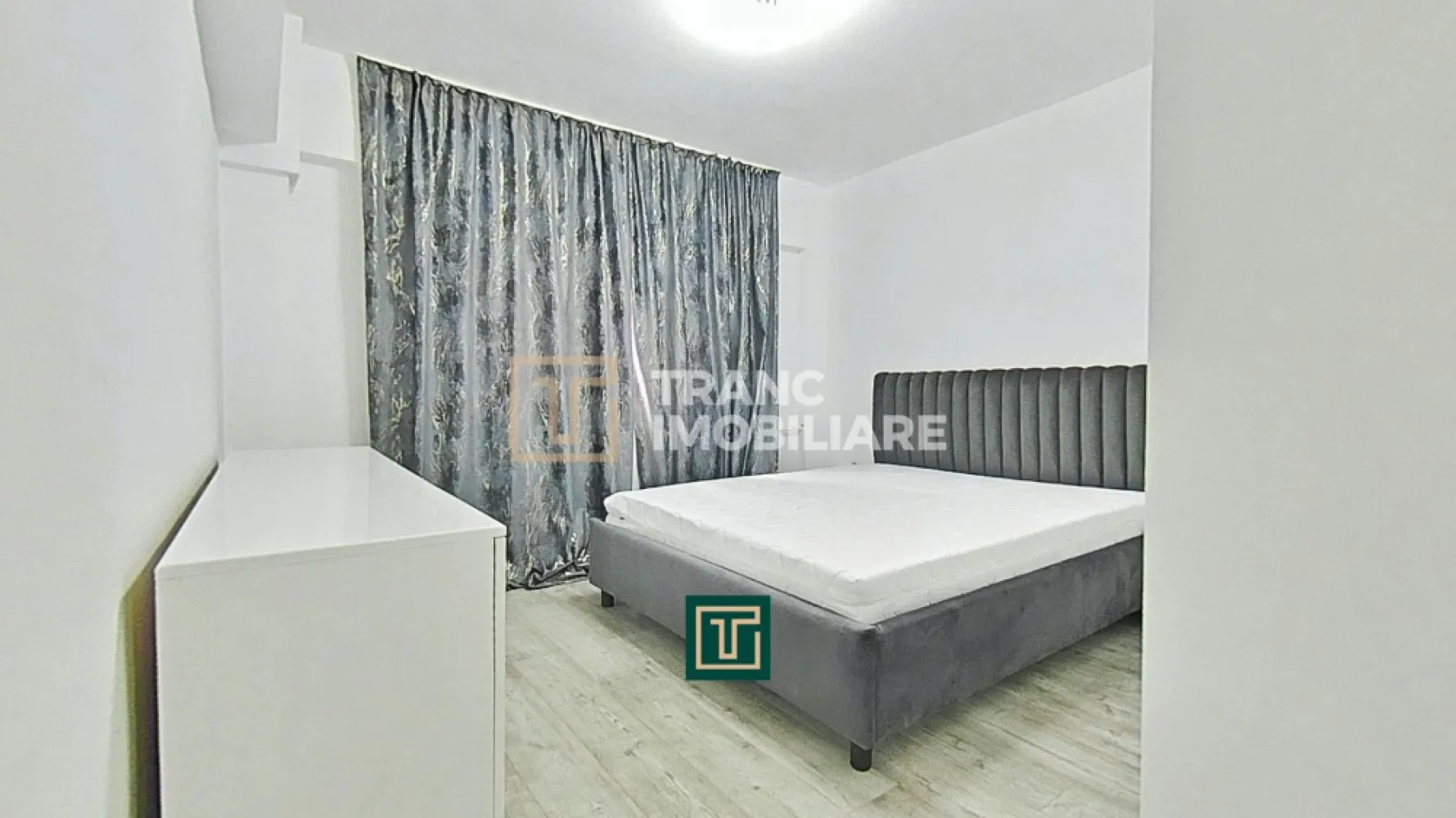 Apartament modern cu 2 camere de închiriat – Arad, Micălaca Zona 300 - Îți propunem spre închiriere un apartament luminos, primitor și complet renovat în 2025, situat într-una dintre cele mai căutate zone din Arad – Micălaca 300, un cartier liniștit, cu infrastructură excelentă și numeroase facilități la doar câțiva pași.

Apartamentul are 70 mp utili (80 mp desfășurați) și este situat la etajul 8/9 într-un bloc solid, construit în 1988. Compartimentarea este semidecomandată și foarte practică: 1 dormitor încăpător, living cu bucătărie open-space, 1 baie, 1 balcon cu vedere frumoasă asupra zonei.

Locuința se remarcă prin atmosfera îngrijită și plăcută, fiind mobilată și utilată complet, cu totul nou – de la mobilier la electrocasnice. Confortul este asigurat de încălzirea CET, aer condiționat și calorifere metalice.

Zona este un mare avantaj: aproape de Facultate, Malul Mureșului, parcuri, restaurante, cafenele, farmacie, hypermarket, transport în comun și spital privat. Tot ce ai nevoie se află la câteva minute de mers pe jos.

Este o locuință ideală pentru cei care își doresc un apartament modern, într-o zonă sigură, liniștită și cu acces rapid la punctele de interes ale orașului.
