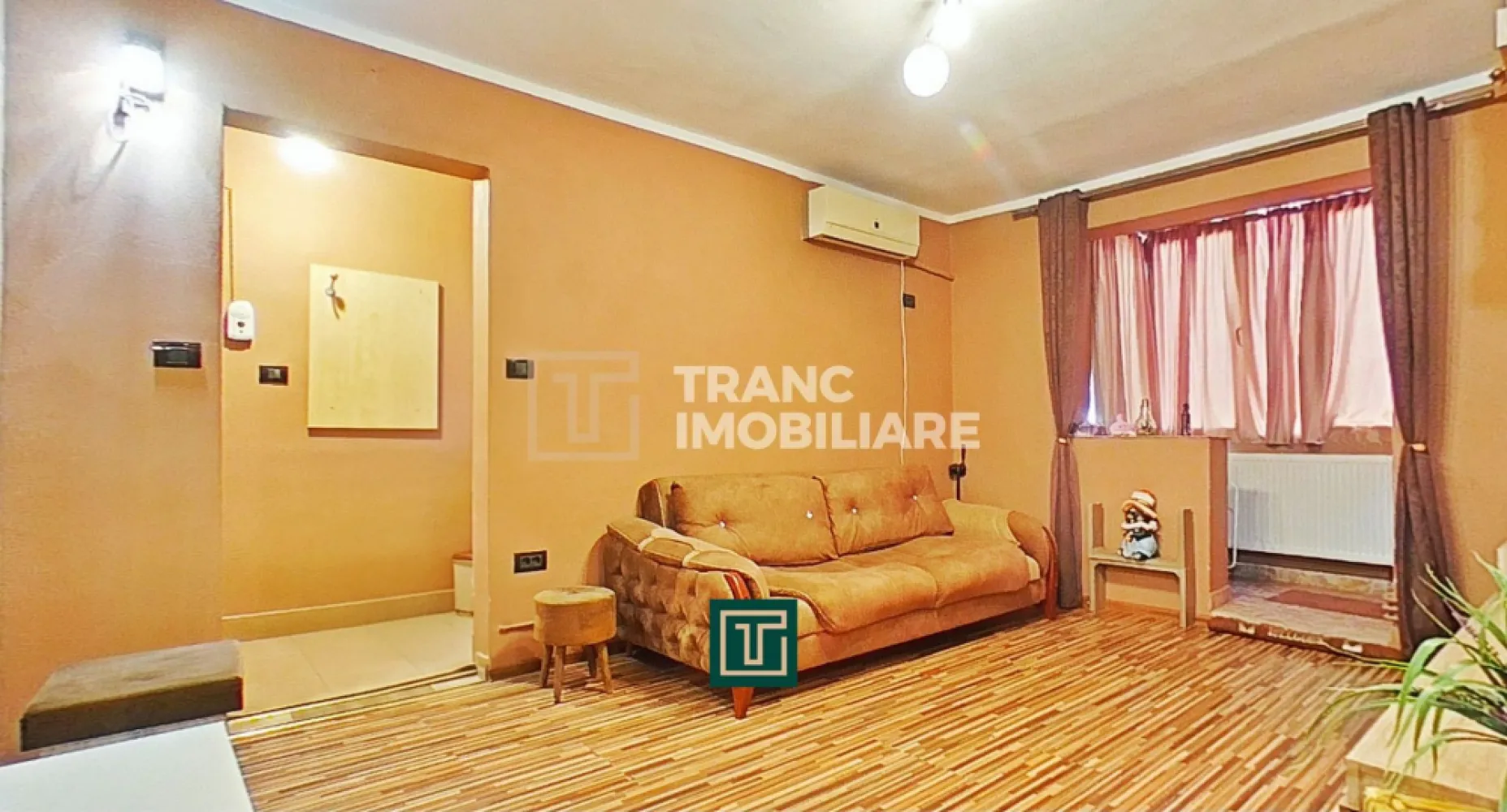 Apartament cu 2 camere complet renovat în Aurel Vlaicu – confort și vedere super - Apartament cu 2 camere complet renovat în Aurel Vlaicu – confort și vedere superbă

Dacă îți dorești un apartament modern, luminos și gata de mutare, această proprietate din cartierul Aurel Vlaicu, Arad, este alegerea ideală! Cu o suprafață utilă de 45 mp (55 mp desfășurați), apartamentul este semidecomandat și bine compartimentat, oferind o sufragerie spațioasă, un dormitor confortabil, o bucătărie complet utilată, o baie modernă și un balcon cu o priveliște superbă asupra orașului.

Situat la etajul 9 dintr-un bloc cu 10 niveluri, apartamentul a fost complet renovat în 2020 și se vinde mobilat și utilat integral. Beneficiază de centrală termică pe gaz nouă, instalație electrică și sanitară pe cupru, calorifere metalice și aer condiționat — totul pregătit pentru confortul tău zilnic.

Zona este excelentă, având în imediata apropiere școală, hypermarket, restaurante, piață, stații de tramvai și autobuz, precum și alte facilități esențiale pentru o viață comodă și ușoară.

Este locuința perfectă pentru un cuplu tânăr sau o persoană care caută un apartament complet echipat, într-o zonă dinamică și bine conectată a orașului.
Apartamentul se vinde exact ca în poze – curat, îngrijit și gata de mutare!