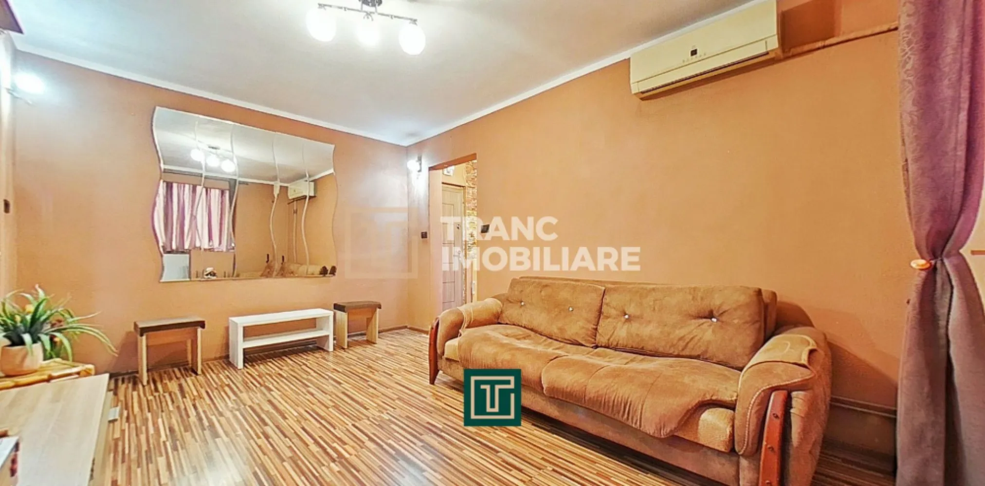 Apartament cu 2 camere complet renovat în Aurel Vlaicu – confort și vedere super - Apartament cu 2 camere complet renovat în Aurel Vlaicu – confort și vedere superbă

Dacă îți dorești un apartament modern, luminos și gata de mutare, această proprietate din cartierul Aurel Vlaicu, Arad, este alegerea ideală! Cu o suprafață utilă de 45 mp (55 mp desfășurați), apartamentul este semidecomandat și bine compartimentat, oferind o sufragerie spațioasă, un dormitor confortabil, o bucătărie complet utilată, o baie modernă și un balcon cu o priveliște superbă asupra orașului.

Situat la etajul 9 dintr-un bloc cu 10 niveluri, apartamentul a fost complet renovat în 2020 și se vinde mobilat și utilat integral. Beneficiază de centrală termică pe gaz nouă, instalație electrică și sanitară pe cupru, calorifere metalice și aer condiționat — totul pregătit pentru confortul tău zilnic.

Zona este excelentă, având în imediata apropiere școală, hypermarket, restaurante, piață, stații de tramvai și autobuz, precum și alte facilități esențiale pentru o viață comodă și ușoară.

Este locuința perfectă pentru un cuplu tânăr sau o persoană care caută un apartament complet echipat, într-o zonă dinamică și bine conectată a orașului.
Apartamentul se vinde exact ca în poze – curat, îngrijit și gata de mutare!