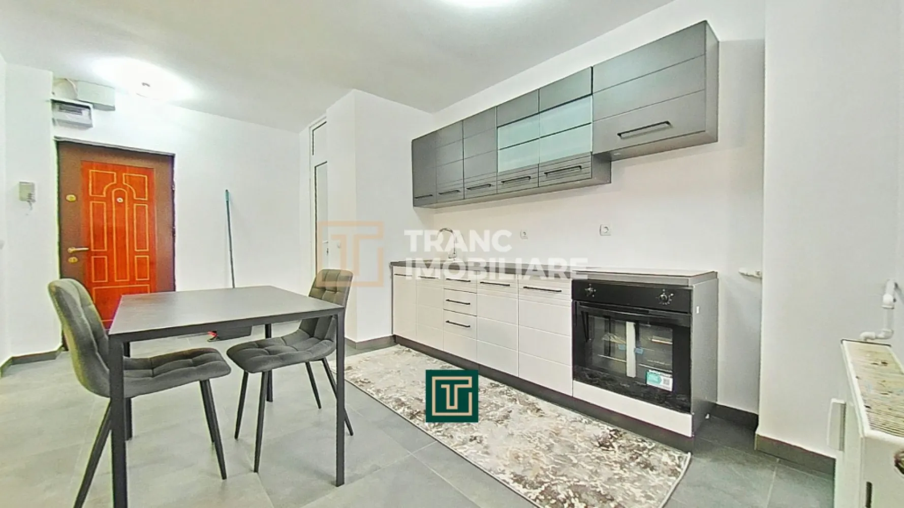 Apartament modern cu 2 camere de închiriat – Arad, Micălaca Zona 300 - Îți propunem spre închiriere un apartament luminos, primitor și complet renovat în 2025, situat într-una dintre cele mai căutate zone din Arad – Micălaca 300, un cartier liniștit, cu infrastructură excelentă și numeroase facilități la doar câțiva pași.

Apartamentul are 70 mp utili (80 mp desfășurați) și este situat la etajul 8/9 într-un bloc solid, construit în 1988. Compartimentarea este semidecomandată și foarte practică: 1 dormitor încăpător, living cu bucătărie open-space, 1 baie, 1 balcon cu vedere frumoasă asupra zonei.

Locuința se remarcă prin atmosfera îngrijită și plăcută, fiind mobilată și utilată complet, cu totul nou – de la mobilier la electrocasnice. Confortul este asigurat de încălzirea CET, aer condiționat și calorifere metalice.

Zona este un mare avantaj: aproape de Facultate, Malul Mureșului, parcuri, restaurante, cafenele, farmacie, hypermarket, transport în comun și spital privat. Tot ce ai nevoie se află la câteva minute de mers pe jos.

Este o locuință ideală pentru cei care își doresc un apartament modern, într-o zonă sigură, liniștită și cu acces rapid la punctele de interes ale orașului.