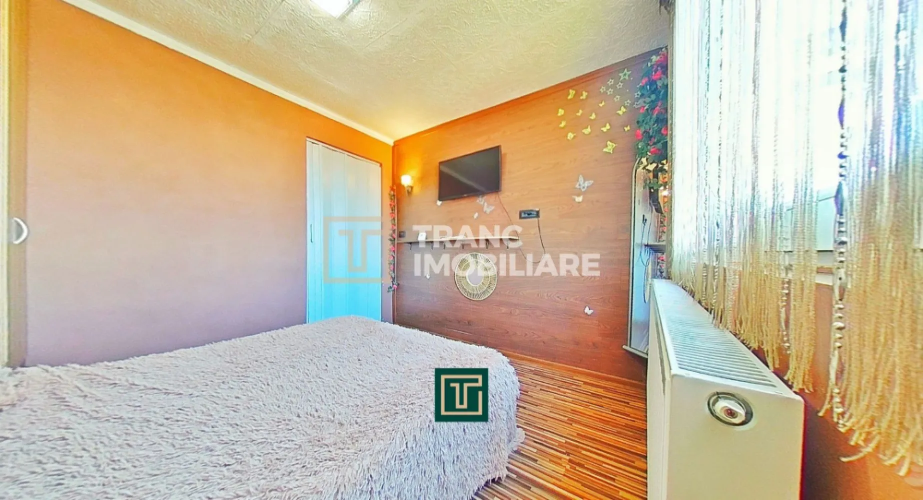 Apartament cu 2 camere complet renovat în Aurel Vlaicu – confort și vedere super - Apartament cu 2 camere complet renovat în Aurel Vlaicu – confort și vedere superbă

Dacă îți dorești un apartament modern, luminos și gata de mutare, această proprietate din cartierul Aurel Vlaicu, Arad, este alegerea ideală! Cu o suprafață utilă de 45 mp (55 mp desfășurați), apartamentul este semidecomandat și bine compartimentat, oferind o sufragerie spațioasă, un dormitor confortabil, o bucătărie complet utilată, o baie modernă și un balcon cu o priveliște superbă asupra orașului.

Situat la etajul 9 dintr-un bloc cu 10 niveluri, apartamentul a fost complet renovat în 2020 și se vinde mobilat și utilat integral. Beneficiază de centrală termică pe gaz nouă, instalație electrică și sanitară pe cupru, calorifere metalice și aer condiționat — totul pregătit pentru confortul tău zilnic.

Zona este excelentă, având în imediata apropiere școală, hypermarket, restaurante, piață, stații de tramvai și autobuz, precum și alte facilități esențiale pentru o viață comodă și ușoară.

Este locuința perfectă pentru un cuplu tânăr sau o persoană care caută un apartament complet echipat, într-o zonă dinamică și bine conectată a orașului.
Apartamentul se vinde exact ca în poze – curat, îngrijit și gata de mutare!
