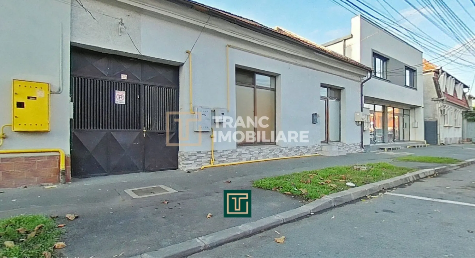 Apartament de vanzare la parter cu două intrări, Andrei Șaguna - Arad - Vă propunem spre vânzare un apartament cu 3 încăperi, situat pe strada Andrei Șaguna, într-o zonă excelentă din Arad, cu vizibilitate foarte bună și acces facil. Proprietatea are o suprafață utilă de 60 mp, suprafață construită desfășurată de 73 mp și este amplasată pe un teren de 141 mp, în curte comună, cu doar doi vecini.

Imobilul dispune de două intrări, una din stradă și una din curte, un avantaj major pentru activități comerciale sau servicii. Compartimentarea este practică și versatilă, incluzând trei încăperi, un spațiu de depozitare, un vestiar, o toaletă de serviciu și o baie cu duș, ceea ce îl face ideal pentru magazin, birou, salon sau activități din domeniul Horeca, ultima destinație fiind exact acest tip de activitate.

Apartamentul a fost renovat complet în 2021, fiind schimbate integral instalațiile termice și electrice. Instalația electrică este realizată din cupru, cu branșament trifazic de mare putere, iar încălzirea este asigurată de centrală termică pe gaz, cu calorifere metalice noi. Construcția este din cărămidă, oferind durabilitate și confort.

Poziționarea este un real avantaj, proprietatea aflându-se în apropiere de Pompieri, Poliție, Spitalul Județean, școli, farmacii, magazine, benzinării și mijloace de transport în comun.

O oportunitate excelentă pentru investiție sau desfășurarea unei activități comerciale într-o zonă intens circulată și bine cotată din Arad.

Pentru mai multe detalii sau programarea unei vizionări, nu ezitați să ne contactați.