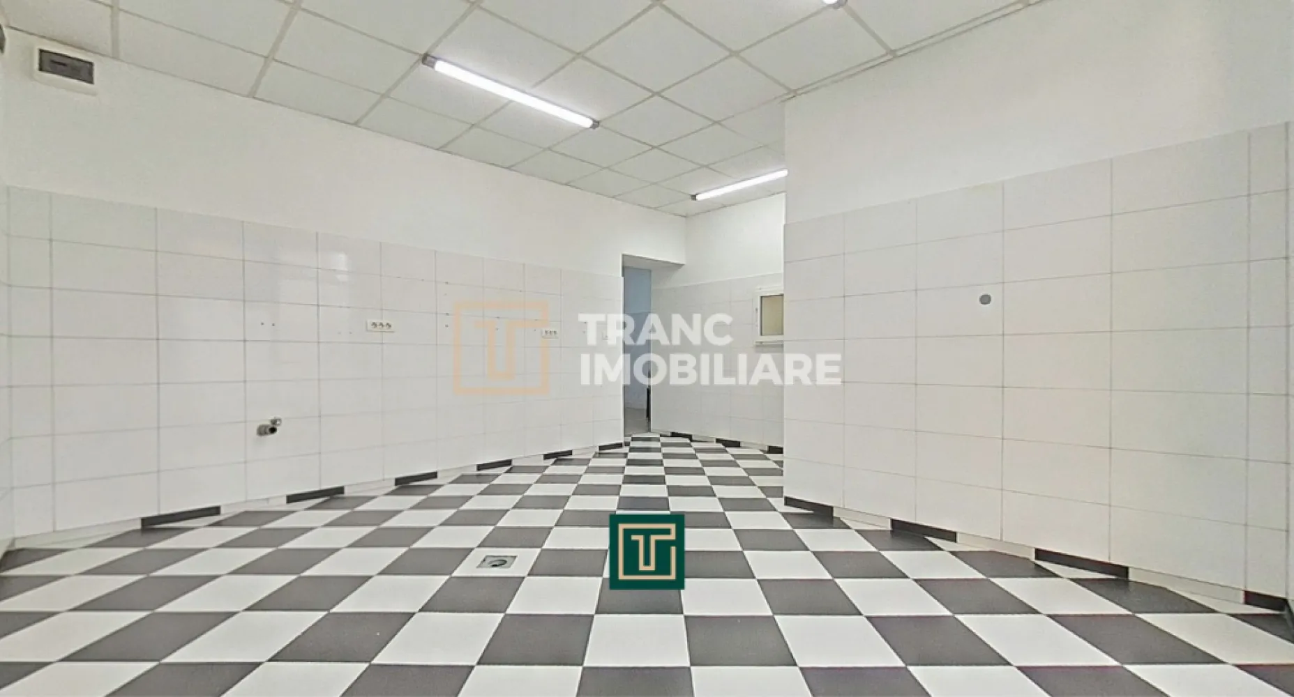 Apartament de vanzare la parter cu două intrări, Andrei Șaguna - Arad - Vă propunem spre vânzare un apartament cu 3 încăperi, situat pe strada Andrei Șaguna, într-o zonă excelentă din Arad, cu vizibilitate foarte bună și acces facil. Proprietatea are o suprafață utilă de 60 mp, suprafață construită desfășurată de 73 mp și este amplasată pe un teren de 141 mp, în curte comună, cu doar doi vecini.

Imobilul dispune de două intrări, una din stradă și una din curte, un avantaj major pentru activități comerciale sau servicii. Compartimentarea este practică și versatilă, incluzând trei încăperi, un spațiu de depozitare, un vestiar, o toaletă de serviciu și o baie cu duș, ceea ce îl face ideal pentru magazin, birou, salon sau activități din domeniul Horeca, ultima destinație fiind exact acest tip de activitate.

Apartamentul a fost renovat complet în 2021, fiind schimbate integral instalațiile termice și electrice. Instalația electrică este realizată din cupru, cu branșament trifazic de mare putere, iar încălzirea este asigurată de centrală termică pe gaz, cu calorifere metalice noi. Construcția este din cărămidă, oferind durabilitate și confort.

Poziționarea este un real avantaj, proprietatea aflându-se în apropiere de Pompieri, Poliție, Spitalul Județean, școli, farmacii, magazine, benzinării și mijloace de transport în comun.

O oportunitate excelentă pentru investiție sau desfășurarea unei activități comerciale într-o zonă intens circulată și bine cotată din Arad.

Pentru mai multe detalii sau programarea unei vizionări, nu ezitați să ne contactați.