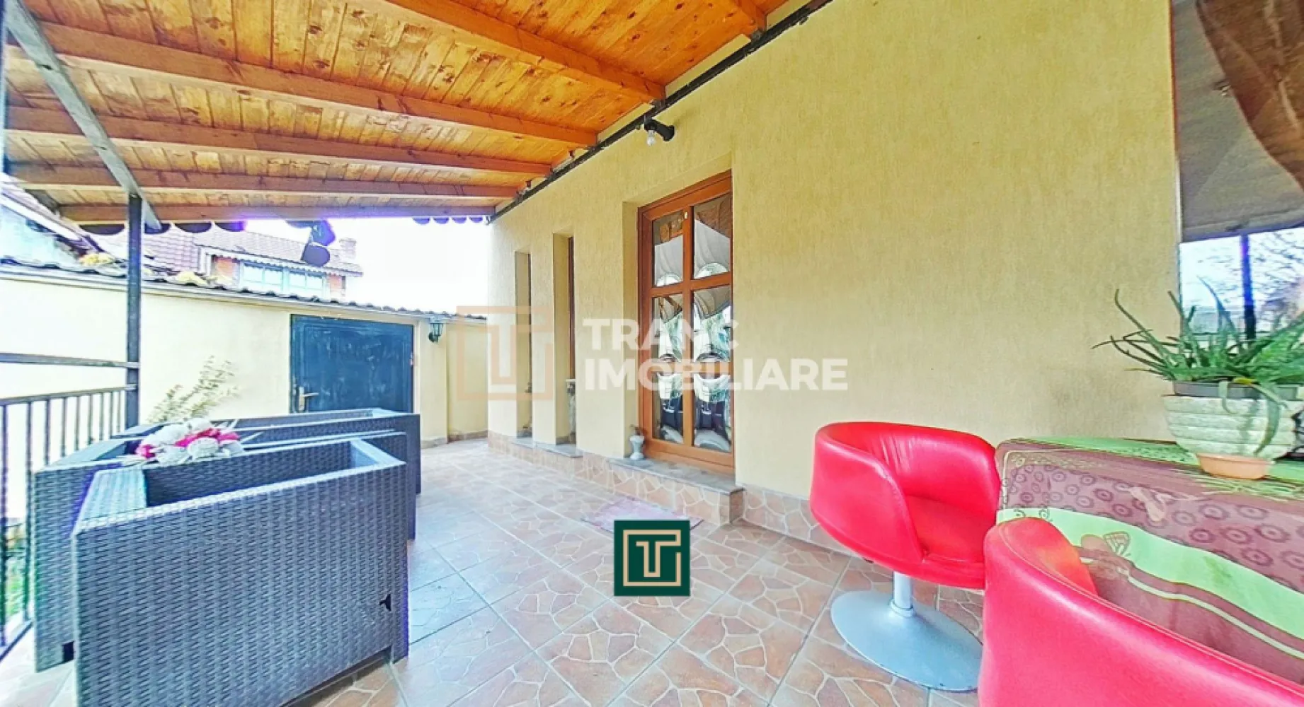Casă impresionantă cu 15 camere, teren generos, piscină in Fantanele, Arad - Descoperă o proprietate rară pe piață, perfectă pentru familii numeroase, investiții rezidențiale sau proiecte de tip pensiune. Situată în Fântânele, Arad, această casă spațioasă, construită în 2006, se remarcă prin suprafața utilă de 433 mp, suprafața desfășurată de 522 mp și un teren generos de 1000 mp, cu un front stradal de 18 metri.

Proprietatea este formată din două corpuri, fiecare dispus pe P+E+M, ambele cu centrală termică proprie pe gaz. În total, casa oferă 15 camere, dintre care 11 dormitoare, 2 sufragerii, 2 bucătării, 6 băi, 3 balcoane, 2 terase și multiple spații de depozitare.
Primul corp include 2 dormitoare, 3 băi, sufragerie, bucătărie și balcon, iar cel de-al doilea corp dispune de 10 dormitoare, 3 băi, bucătărie, sufragerie, 2 balcoane, 2 terase și spații suplimentare de depozitare.

Curtea este un adevărat atu: piscină proprie, sistem de irigație automatizat, puț forat, spațiu suplimentar de depozitare și două terase ideale pentru relaxare. Construcția din cărămidă, fundația de beton, izolația exterioară, aerul condiționat, curentul trifazic și utilitățile de la rețea asigură confort pe tot parcursul anului.

Așezată într-o zonă liniștită și sigură, aproape de școli, magazine și transport în comun, această proprietate reprezintă o oportunitate excelentă pentru cei care caută spațiu, confort și multiple posibilități de utilizare.