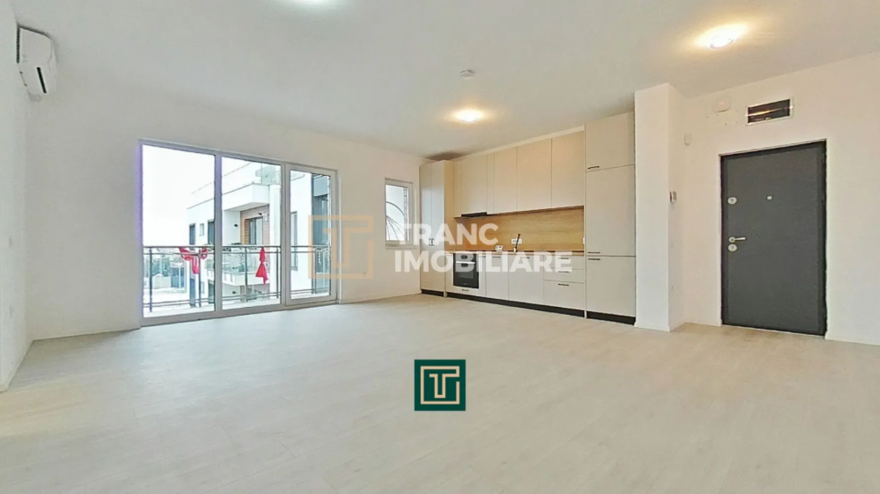 Apartament cu 3 camere în bloc nou – Via Carmina, Vladimirescu - Comision 0% pentru cumpărător!

Îți prezentăm spre vânzare un apartament modern cu 3 camere, situat într-un imobil nou, finalizat în anul 2024, parte din proiectul rezidențial Via Carmina, recunoscut ca una dintre cele mai apreciate zone din Vladimirescu, județul Arad. Zona este liniștită, sigură și bine conectată cu orașul, fiind potrivită atât pentru familii, cât și pentru persoane active.

Apartamentul este poziționat la etajul 2 al unui bloc cu 4 etaje, prevăzut cu lift, și dispune de o suprafață utilă de 64,45 mp, respectiv 77,34 mp suprafață construită. Compartimentarea semidecomandată este eficientă și aerisită, incluzând două dormitoare, un living cu bucătărie open-space, o baie și un balcon, oferind un spațiu funcțional și plăcut pentru viața de zi cu zi.

Locuința se evidențiază prin finisaje contemporane și dotări de calitate: parchet, gresie, vopsea lavabilă, centrală termică proprie pe gaz de 24 kW și sistem de încălzire prin pardoseală, asigurând un confort optim în orice sezon. Apartamentul se predă cu bucătăria complet mobilată și utilată, aer condiționat cu control de la distanță, videointerfon și izolație termică performantă.

Ansamblul rezidențial pune la dispoziție numeroase facilități: loc de joacă pentru copii, alei de promenadă, masă de ping-pong, zonă de grătar și spații dedicate relaxării în aer liber. Întreaga zonă este amenajată modern, cu drumuri asfaltate și iluminat public.
Prețul afișat nu include TVA 21% și locul de parcare.
