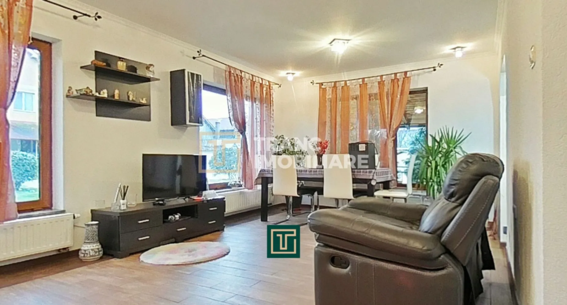 Casă impresionantă cu 15 camere, teren generos, piscină in Fantanele, Arad - Descoperă o proprietate rară pe piață, perfectă pentru familii numeroase, investiții rezidențiale sau proiecte de tip pensiune. Situată în Fântânele, Arad, această casă spațioasă, construită în 2006, se remarcă prin suprafața utilă de 433 mp, suprafața desfășurată de 522 mp și un teren generos de 1000 mp, cu un front stradal de 18 metri.

Proprietatea este formată din două corpuri, fiecare dispus pe P+E+M, ambele cu centrală termică proprie pe gaz. În total, casa oferă 15 camere, dintre care 11 dormitoare, 2 sufragerii, 2 bucătării, 6 băi, 3 balcoane, 2 terase și multiple spații de depozitare.
Primul corp include 2 dormitoare, 3 băi, sufragerie, bucătărie și balcon, iar cel de-al doilea corp dispune de 10 dormitoare, 3 băi, bucătărie, sufragerie, 2 balcoane, 2 terase și spații suplimentare de depozitare.

Curtea este un adevărat atu: piscină proprie, sistem de irigație automatizat, puț forat, spațiu suplimentar de depozitare și două terase ideale pentru relaxare. Construcția din cărămidă, fundația de beton, izolația exterioară, aerul condiționat, curentul trifazic și utilitățile de la rețea asigură confort pe tot parcursul anului.

Așezată într-o zonă liniștită și sigură, aproape de școli, magazine și transport în comun, această proprietate reprezintă o oportunitate excelentă pentru cei care caută spațiu, confort și multiple posibilități de utilizare.