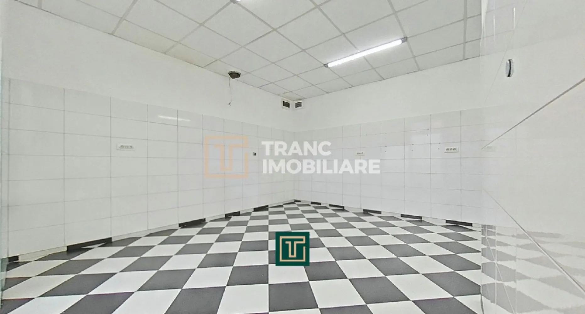 Apartament de vanzare la parter cu două intrări, Andrei Șaguna - Arad - Vă propunem spre vânzare un apartament cu 3 încăperi, situat pe strada Andrei Șaguna, într-o zonă excelentă din Arad, cu vizibilitate foarte bună și acces facil. Proprietatea are o suprafață utilă de 60 mp, suprafață construită desfășurată de 73 mp și este amplasată pe un teren de 141 mp, în curte comună, cu doar doi vecini.

Imobilul dispune de două intrări, una din stradă și una din curte, un avantaj major pentru activități comerciale sau servicii. Compartimentarea este practică și versatilă, incluzând trei încăperi, un spațiu de depozitare, un vestiar, o toaletă de serviciu și o baie cu duș, ceea ce îl face ideal pentru magazin, birou, salon sau activități din domeniul Horeca, ultima destinație fiind exact acest tip de activitate.

Apartamentul a fost renovat complet în 2021, fiind schimbate integral instalațiile termice și electrice. Instalația electrică este realizată din cupru, cu branșament trifazic de mare putere, iar încălzirea este asigurată de centrală termică pe gaz, cu calorifere metalice noi. Construcția este din cărămidă, oferind durabilitate și confort.

Poziționarea este un real avantaj, proprietatea aflându-se în apropiere de Pompieri, Poliție, Spitalul Județean, școli, farmacii, magazine, benzinării și mijloace de transport în comun.

O oportunitate excelentă pentru investiție sau desfășurarea unei activități comerciale într-o zonă intens circulată și bine cotată din Arad.

Pentru mai multe detalii sau programarea unei vizionări, nu ezitați să ne contactați.