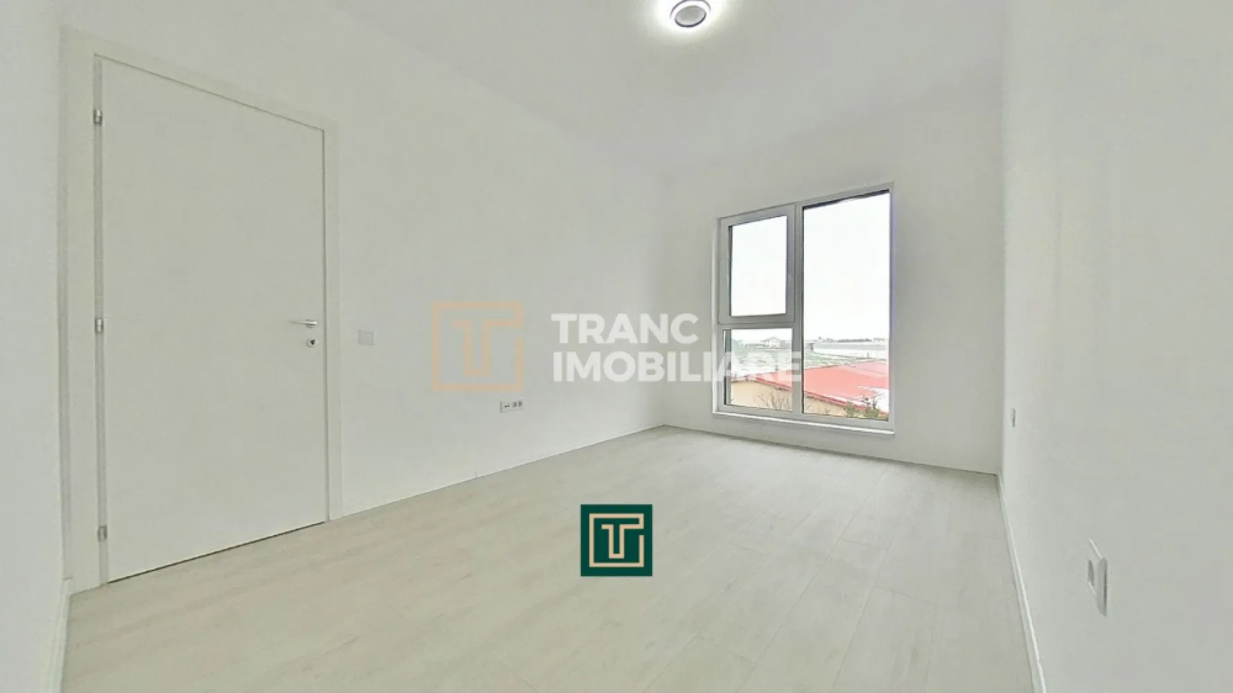 Apartament cu 3 camere în bloc nou – Via Carmina, Vladimirescu - Comision 0% pentru cumpărător!

Îți prezentăm spre vânzare un apartament modern cu 3 camere, situat într-un imobil nou, finalizat în anul 2024, parte din proiectul rezidențial Via Carmina, recunoscut ca una dintre cele mai apreciate zone din Vladimirescu, județul Arad. Zona este liniștită, sigură și bine conectată cu orașul, fiind potrivită atât pentru familii, cât și pentru persoane active.

Apartamentul este poziționat la etajul 2 al unui bloc cu 4 etaje, prevăzut cu lift, și dispune de o suprafață utilă de 64,45 mp, respectiv 77,34 mp suprafață construită. Compartimentarea semidecomandată este eficientă și aerisită, incluzând două dormitoare, un living cu bucătărie open-space, o baie și un balcon, oferind un spațiu funcțional și plăcut pentru viața de zi cu zi.

Locuința se evidențiază prin finisaje contemporane și dotări de calitate: parchet, gresie, vopsea lavabilă, centrală termică proprie pe gaz de 24 kW și sistem de încălzire prin pardoseală, asigurând un confort optim în orice sezon. Apartamentul se predă cu bucătăria complet mobilată și utilată, aer condiționat cu control de la distanță, videointerfon și izolație termică performantă.

Ansamblul rezidențial pune la dispoziție numeroase facilități: loc de joacă pentru copii, alei de promenadă, masă de ping-pong, zonă de grătar și spații dedicate relaxării în aer liber. Întreaga zonă este amenajată modern, cu drumuri asfaltate și iluminat public.
Prețul afișat nu include TVA 21% și locul de parcare.