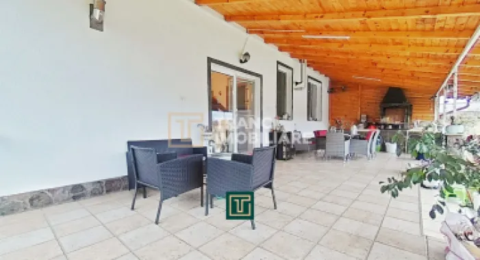 Casă impresionantă cu 15 camere, teren generos, piscină in Fantanele, Arad