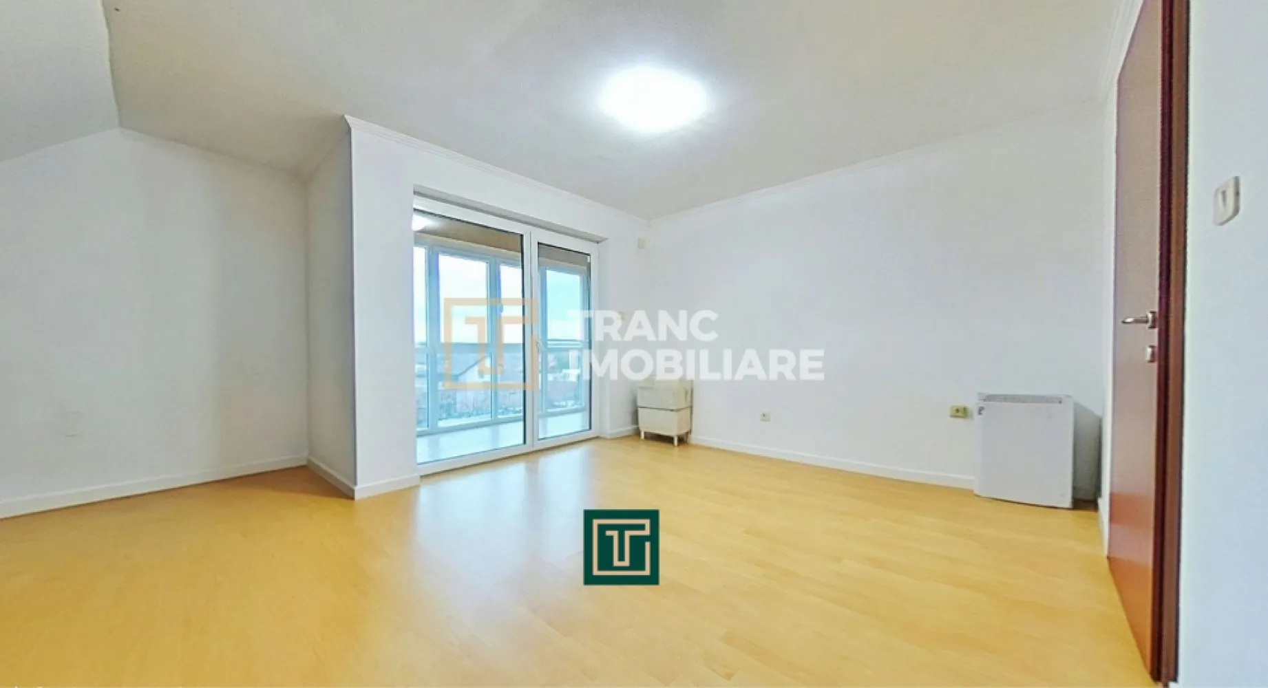 Casă impresionantă cu 15 camere, teren generos, piscină in Fantanele, Arad - Descoperă o proprietate rară pe piață, perfectă pentru familii numeroase, investiții rezidențiale sau proiecte de tip pensiune. Situată în Fântânele, Arad, această casă spațioasă, construită în 2006, se remarcă prin suprafața utilă de 433 mp, suprafața desfășurată de 522 mp și un teren generos de 1000 mp, cu un front stradal de 18 metri.

Proprietatea este formată din două corpuri, fiecare dispus pe P+E+M, ambele cu centrală termică proprie pe gaz. În total, casa oferă 15 camere, dintre care 11 dormitoare, 2 sufragerii, 2 bucătării, 6 băi, 3 balcoane, 2 terase și multiple spații de depozitare.
Primul corp include 2 dormitoare, 3 băi, sufragerie, bucătărie și balcon, iar cel de-al doilea corp dispune de 10 dormitoare, 3 băi, bucătărie, sufragerie, 2 balcoane, 2 terase și spații suplimentare de depozitare.

Curtea este un adevărat atu: piscină proprie, sistem de irigație automatizat, puț forat, spațiu suplimentar de depozitare și două terase ideale pentru relaxare. Construcția din cărămidă, fundația de beton, izolația exterioară, aerul condiționat, curentul trifazic și utilitățile de la rețea asigură confort pe tot parcursul anului.

Așezată într-o zonă liniștită și sigură, aproape de școli, magazine și transport în comun, această proprietate reprezintă o oportunitate excelentă pentru cei care caută spațiu, confort și multiple posibilități de utilizare.
