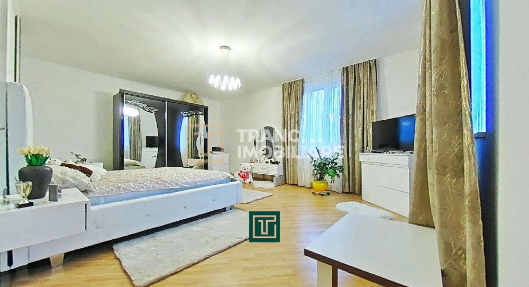 Casă impresionantă cu 15 camere, teren generos, piscină in Fantanele, Arad