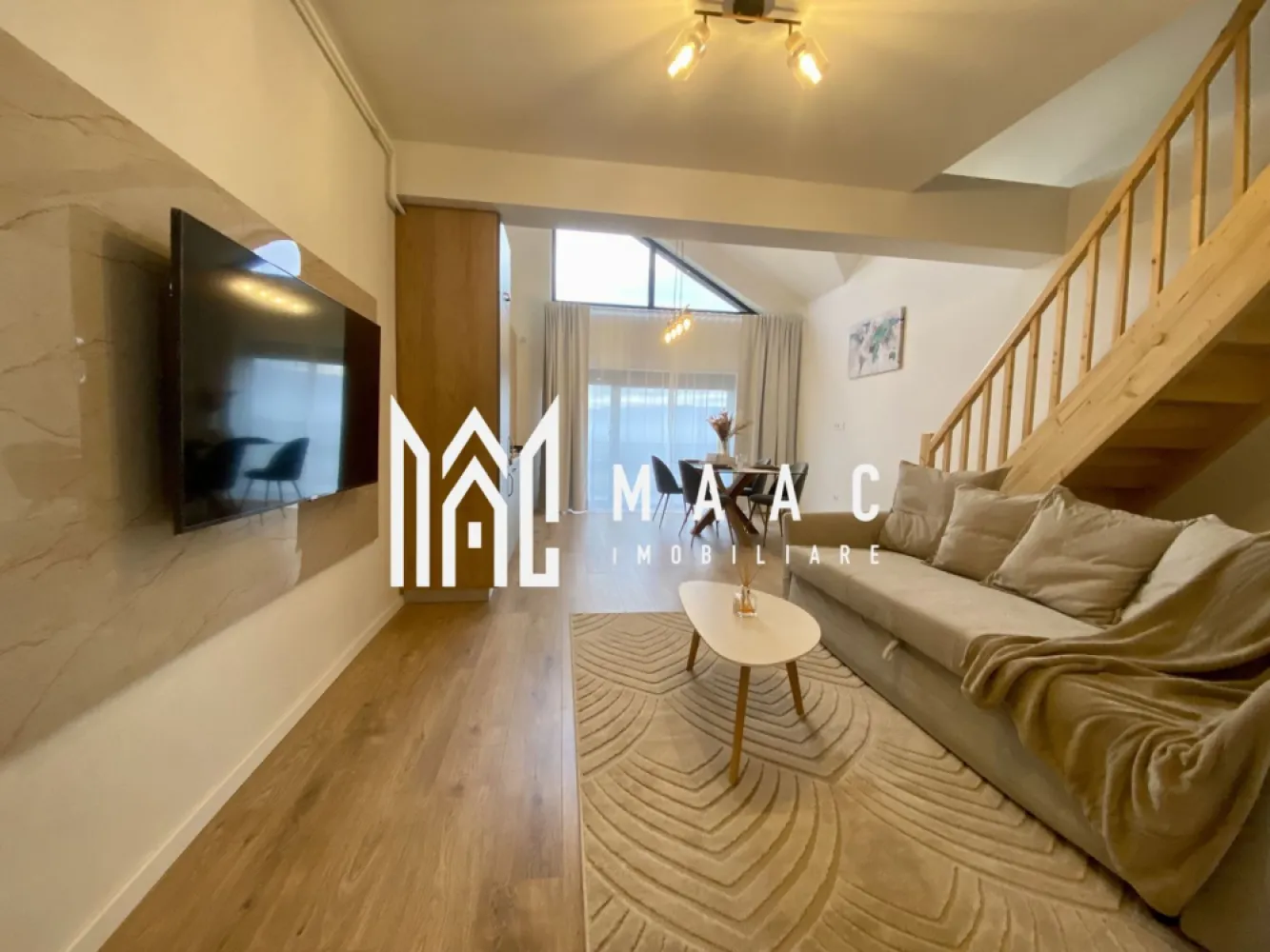 Apartament 2 camere | Etaj 2 | Balcon | Mobilat si utilat - MAAC Imobiliare va prezinta un apartament cu 2 camere, decomandat – Cartier Da Vinci Homes, Sibiu. Caracteristici: Suprafață utilă: 55.43 mp Compartimentare decomandată: Living cu ieșire pe balcon Dormitor matrimonial Hol Baie complet echipată Balcon de 7.63 mp: Orientare sudică pentru lumină naturală pe tot parcursul zilei Hidroizolație și sistem de drenaj Dotări premium: Încălzire în pardoseală Izolație eficientă cu vată bazaltică Balcon și casa scării finisate la cheie, cu granit și sticlă securizată Design arhitectural distinctiv Predare exact ca în poze – mobilat și utilat complet, gata de mutare Facilități Ocupare teritorială redusă: doar 25% construcție, restul fiind spații verzi 45% spații verzi amenajate 4 locuri de joacă pentru copii și teren de fotbal pentru activități recreative. Parcare inclusă: Acces facil către principalele puncte de interes: 4 minute până în Zona Industrială Vest 4 minute de Metro 15 minute de Centrul Istoric al Sibiului Un loc de parcare privat este inclus în preț. Pentru mai multe detalii precizati telefonic ca ati vazut anuntul cu ID: CP2302039 }}