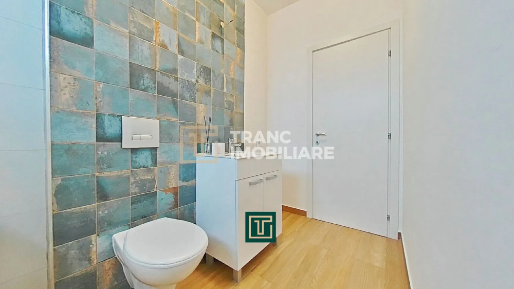 Apartament cu 3 camere în bloc nou – Via Carmina, Vladimirescu - Comision 0% pentru cumpărător!

Îți prezentăm spre vânzare un apartament modern cu 3 camere, situat într-un imobil nou, finalizat în anul 2024, parte din proiectul rezidențial Via Carmina, recunoscut ca una dintre cele mai apreciate zone din Vladimirescu, județul Arad. Zona este liniștită, sigură și bine conectată cu orașul, fiind potrivită atât pentru familii, cât și pentru persoane active.

Apartamentul este poziționat la etajul 2 al unui bloc cu 4 etaje, prevăzut cu lift, și dispune de o suprafață utilă de 64,45 mp, respectiv 77,34 mp suprafață construită. Compartimentarea semidecomandată este eficientă și aerisită, incluzând două dormitoare, un living cu bucătărie open-space, o baie și un balcon, oferind un spațiu funcțional și plăcut pentru viața de zi cu zi.

Locuința se evidențiază prin finisaje contemporane și dotări de calitate: parchet, gresie, vopsea lavabilă, centrală termică proprie pe gaz de 24 kW și sistem de încălzire prin pardoseală, asigurând un confort optim în orice sezon. Apartamentul se predă cu bucătăria complet mobilată și utilată, aer condiționat cu control de la distanță, videointerfon și izolație termică performantă.

Ansamblul rezidențial pune la dispoziție numeroase facilități: loc de joacă pentru copii, alei de promenadă, masă de ping-pong, zonă de grătar și spații dedicate relaxării în aer liber. Întreaga zonă este amenajată modern, cu drumuri asfaltate și iluminat public.
Prețul afișat nu include TVA 21% și locul de parcare.