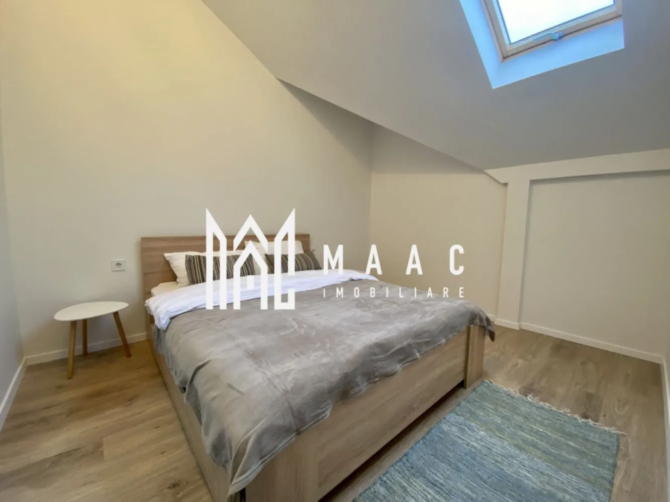 Apartament 2 camere | Etaj 2 | Balcon | Mobilat si utilat - MAAC Imobiliare va prezinta un apartament cu 2 camere, decomandat – Cartier Da Vinci Homes, Sibiu. Caracteristici: Suprafață utilă: 55.43 mp Compartimentare decomandată: Living cu ieșire pe balcon Dormitor matrimonial Hol Baie complet echipată Balcon de 7.63 mp: Orientare sudică pentru lumină naturală pe tot parcursul zilei Hidroizolație și sistem de drenaj Dotări premium: Încălzire în pardoseală Izolație eficientă cu vată bazaltică Balcon și casa scării finisate la cheie, cu granit și sticlă securizată Design arhitectural distinctiv Predare exact ca în poze – mobilat și utilat complet, gata de mutare Facilități Ocupare teritorială redusă: doar 25% construcție, restul fiind spații verzi 45% spații verzi amenajate 4 locuri de joacă pentru copii și teren de fotbal pentru activități recreative. Parcare inclusă: Acces facil către principalele puncte de interes: 4 minute până în Zona Industrială Vest 4 minute de Metro 15 minute de Centrul Istoric al Sibiului Un loc de parcare privat este inclus în preț. Pentru mai multe detalii precizati telefonic ca ati vazut anuntul cu ID: CP2302039 }}