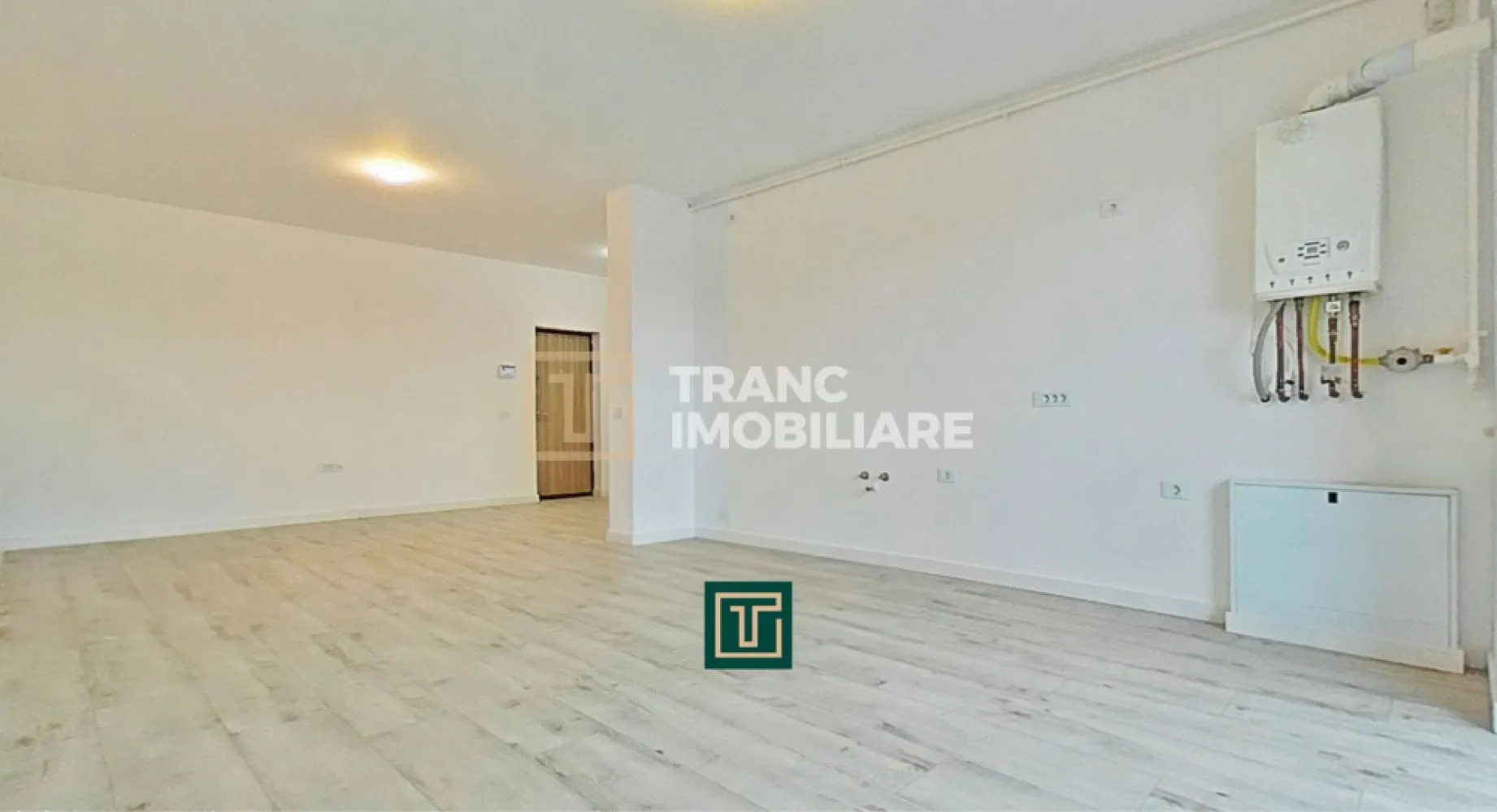 Apartament cu 2 camere într-un bloc nou, Via Carmina – Vladimirescu - Comisionul pentru cumpărător este 0%!

Îți prezentăm spre vânzare un apartament modern cu 2 camere, situat în cadrul proiectului rezidențial Via Carmina din Vladimirescu, una dintre cele mai apreciate zone rezidențiale din județul Arad. Amplasat într-un cartier liniștit, cu acces rapid către oraș și facilități moderne în apropiere, acest apartament este alegerea ideală pentru locuire sau investiție.

Imobilul a fost finalizat în anul 2024, iar apartamentul este poziționat la etajul 1 al unui bloc cu 3 etaje, dotat cu lift. Locuința are o suprafață utilă de aproximativ 53 mp și o suprafață construită de 64 mp, fiind compartimentată semidecomandat: dormitor, living, bucătărie, baie. Bucătăria open-space, integrată armonios cu zona de zi, oferă un spațiu luminos și funcțional, perfect pentru confortul zilnic.

Apartamentul beneficiază de finisaje premium, precum parchet, gresie și vopsea lavabilă de calitate superioară. Confortul termic este asigurat de centrala termică proprie pe gaz și sistemul de încălzire prin pardoseală, iar pentru siguranță și eficiență energetică imobilul este bine izolat și dotat cu videointerfon. Locuința se predă cu bucătăria complet mobilată și utilată, aer condiționat cu accesare la distanță și centrală pe gaz.

Zona este complet amenajată, cu drumuri asfaltate și iluminat stradal, oferind un cadru sigur și plăcut. Prețul nu include TVA 21% și locul de parcare.