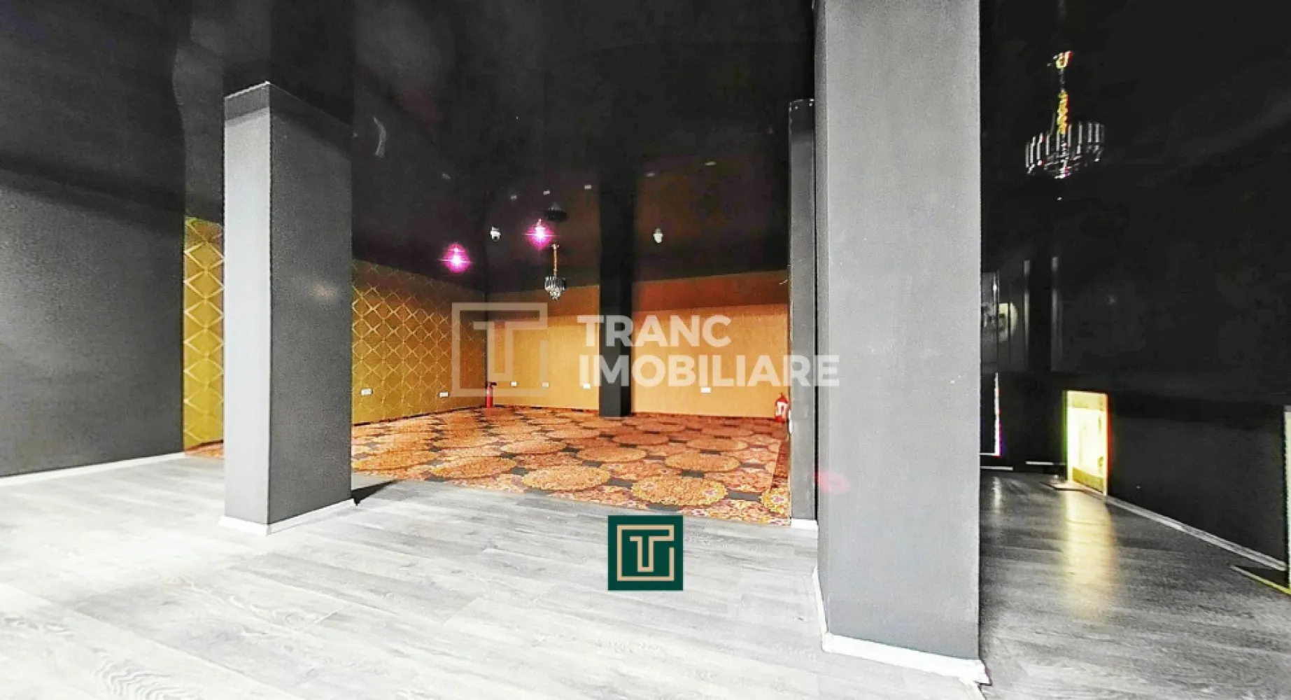 Spațiu comercial de închiriat la Parter, UTA – zonă cu trafic pietonal - Îți propunem spre închiriere un spațiu comercial generos, situat la parter, în cartierul UTA din Arad, într-o zonă cu trafic pietonal intens, ideală pentru dezvoltarea unei afaceri vizibile și accesibile.

Spațiul dispune de o suprafață utilă de 120 mp și o suprafață desfășurată de 148 mp, fiind compartimentat eficient în 4 încăperi: o sală principală spațioasă, potrivită pentru activitate comercială sau zonă de prezentare, un grup sanitar, o cameră pretabilă pentru birou și două camere destinate depozitării. Compartimentarea este semidecomandată, oferind flexibilitate în amenajare, în funcție de specificul activității desfășurate.

Imobilul este pretabil pentru o gamă largă de activități comerciale, precum magazin de prezentare, restaurant, cafenea, agenție de pariuri sportive, showroom, cabinet sau alte servicii comerciale. Un avantaj important îl reprezintă curentul trifazic, care permite desfășurarea activităților ce necesită consum energetic ridicat.

Poziționarea este un real punct forte: spațiul se află în apropiere de biserici, cafenele, hypermarketuri, spălătorii, teren de fotbal și stații de tramvai, asigurând vizibilitate excelentă și acces facil pentru clienți.

Datorită amplasării, suprafeței și dotărilor, acest spațiu reprezintă o oportunitate foarte bună pentru antreprenorii care caută o locație bine poziționată, versatilă și ușor de adaptat.

📞 Pentru detalii suplimentare sau programarea unei vizionări, te invit să mă contactezi.
