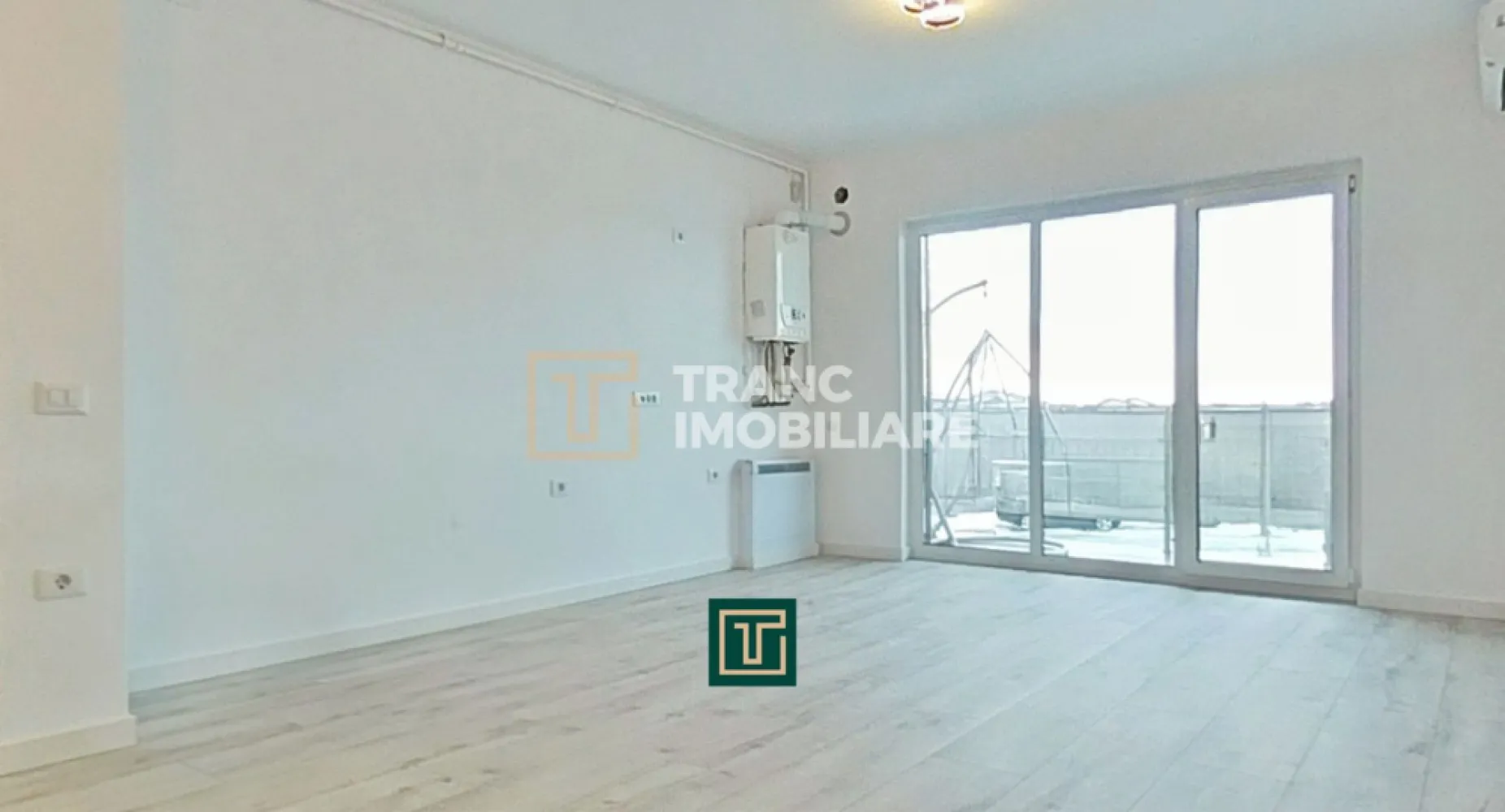 Apartament cu 2 camere într-un bloc nou, Via Carmina – Vladimirescu - Comisionul pentru cumpărător este 0%!

Îți prezentăm spre vânzare un apartament modern cu 2 camere, situat în cadrul proiectului rezidențial Via Carmina din Vladimirescu, una dintre cele mai apreciate zone rezidențiale din județul Arad. Amplasat într-un cartier liniștit, cu acces rapid către oraș și facilități moderne în apropiere, acest apartament este alegerea ideală pentru locuire sau investiție.

Imobilul a fost finalizat în anul 2024, iar apartamentul este poziționat la etajul 1 al unui bloc cu 3 etaje, dotat cu lift. Locuința are o suprafață utilă de aproximativ 53 mp și o suprafață construită de 64 mp, fiind compartimentată semidecomandat: dormitor, living, bucătărie, baie. Bucătăria open-space, integrată armonios cu zona de zi, oferă un spațiu luminos și funcțional, perfect pentru confortul zilnic.

Apartamentul beneficiază de finisaje premium, precum parchet, gresie și vopsea lavabilă de calitate superioară. Confortul termic este asigurat de centrala termică proprie pe gaz și sistemul de încălzire prin pardoseală, iar pentru siguranță și eficiență energetică imobilul este bine izolat și dotat cu videointerfon. Locuința se predă cu bucătăria complet mobilată și utilată, aer condiționat cu accesare la distanță și centrală pe gaz.

Zona este complet amenajată, cu drumuri asfaltate și iluminat stradal, oferind un cadru sigur și plăcut. Prețul nu include TVA 21% și locul de parcare.