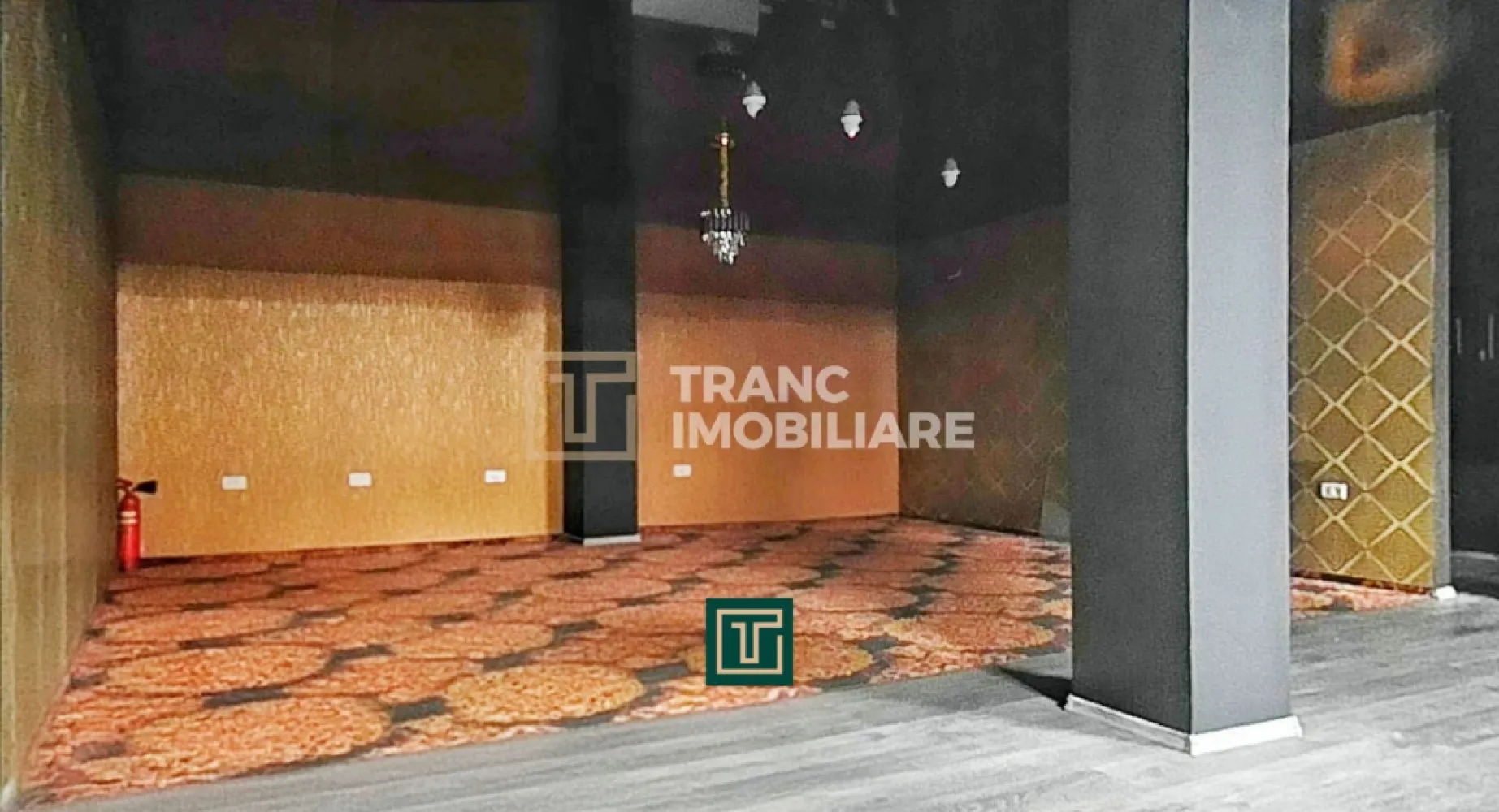 Spațiu comercial de închiriat la Parter, UTA – zonă cu trafic pietonal - Îți propunem spre închiriere un spațiu comercial generos, situat la parter, în cartierul UTA din Arad, într-o zonă cu trafic pietonal intens, ideală pentru dezvoltarea unei afaceri vizibile și accesibile.

Spațiul dispune de o suprafață utilă de 120 mp și o suprafață desfășurată de 148 mp, fiind compartimentat eficient în 4 încăperi: o sală principală spațioasă, potrivită pentru activitate comercială sau zonă de prezentare, un grup sanitar, o cameră pretabilă pentru birou și două camere destinate depozitării. Compartimentarea este semidecomandată, oferind flexibilitate în amenajare, în funcție de specificul activității desfășurate.

Imobilul este pretabil pentru o gamă largă de activități comerciale, precum magazin de prezentare, restaurant, cafenea, agenție de pariuri sportive, showroom, cabinet sau alte servicii comerciale. Un avantaj important îl reprezintă curentul trifazic, care permite desfășurarea activităților ce necesită consum energetic ridicat.

Poziționarea este un real punct forte: spațiul se află în apropiere de biserici, cafenele, hypermarketuri, spălătorii, teren de fotbal și stații de tramvai, asigurând vizibilitate excelentă și acces facil pentru clienți.

Datorită amplasării, suprafeței și dotărilor, acest spațiu reprezintă o oportunitate foarte bună pentru antreprenorii care caută o locație bine poziționată, versatilă și ușor de adaptat.

📞 Pentru detalii suplimentare sau programarea unei vizionări, te invit să mă contactezi.