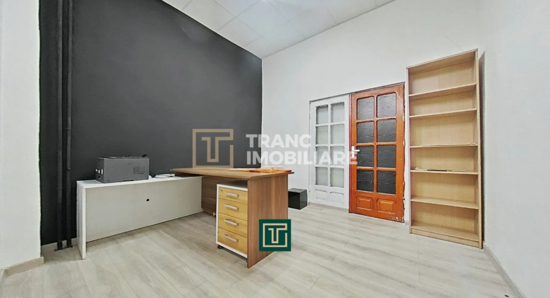 Spațiu comercial de închiriat la Parter, UTA – zonă cu trafic pietonal - Îți propunem spre închiriere un spațiu comercial generos, situat la parter, în cartierul UTA din Arad, într-o zonă cu trafic pietonal intens, ideală pentru dezvoltarea unei afaceri vizibile și accesibile.

Spațiul dispune de o suprafață utilă de 120 mp și o suprafață desfășurată de 148 mp, fiind compartimentat eficient în 4 încăperi: o sală principală spațioasă, potrivită pentru activitate comercială sau zonă de prezentare, un grup sanitar, o cameră pretabilă pentru birou și două camere destinate depozitării. Compartimentarea este semidecomandată, oferind flexibilitate în amenajare, în funcție de specificul activității desfășurate.

Imobilul este pretabil pentru o gamă largă de activități comerciale, precum magazin de prezentare, restaurant, cafenea, agenție de pariuri sportive, showroom, cabinet sau alte servicii comerciale. Un avantaj important îl reprezintă curentul trifazic, care permite desfășurarea activităților ce necesită consum energetic ridicat.

Poziționarea este un real punct forte: spațiul se află în apropiere de biserici, cafenele, hypermarketuri, spălătorii, teren de fotbal și stații de tramvai, asigurând vizibilitate excelentă și acces facil pentru clienți.

Datorită amplasării, suprafeței și dotărilor, acest spațiu reprezintă o oportunitate foarte bună pentru antreprenorii care caută o locație bine poziționată, versatilă și ușor de adaptat.

📞 Pentru detalii suplimentare sau programarea unei vizionări, te invit să mă contactezi.