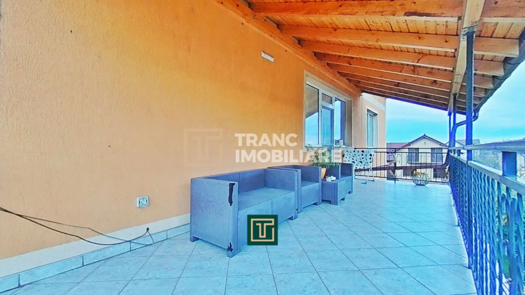 Casă impresionantă cu 15 camere, teren generos, piscină in Fantanele, Arad