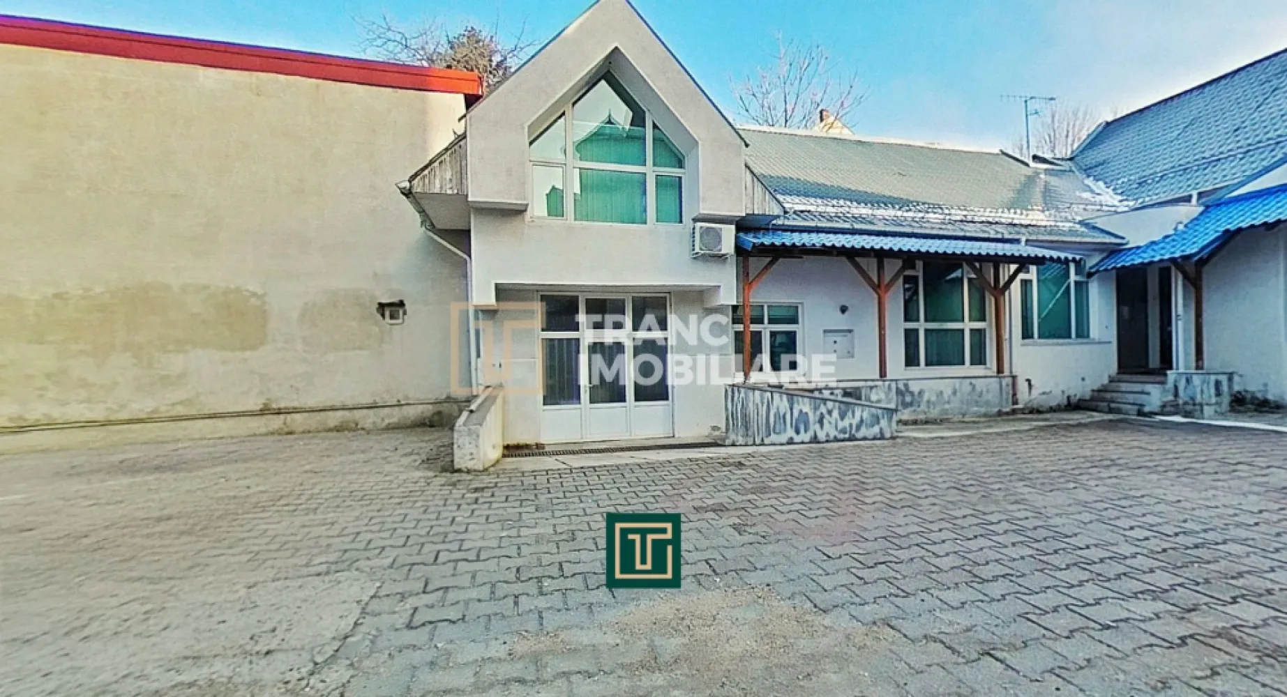 Spațiu de birouri / apartament cu 3 camere de închiriat – Arad - Dacă ești în căutarea unui spațiu generos, bine poziționat, unde să îți desfășori activitatea profesională sau chiar să locuiești, această proprietate poate fi exact ce ai nevoie.

Îți propunem spre închiriere un spațiu situat în zona Bibliotecii Județene „Alexandru D. Xenopol” din Arad, la parterul unei clădiri istorice, construite pe un singur nivel, cu geamuri înalte și tavane de aproximativ 3,5 m, care oferă lumină naturală din plin și un confort sporit.

Imobilul are o suprafață de 115 mp utili (133 mp construiți) și este compartimentat eficient: 3 camere spațioase, bucătărie generoasă, baie, hol și spațiu de depozitare. Bucătăria este complet utilată cu frigider, hotă, plită electrică, cuptor electric, mașină de spălat rufe, masă și scaune.

Spațiul este dotat cu centrală termică pe gaz, aer condiționat, tâmplărie termopan, iar tavanul casetat completează atmosfera elegantă a clădirii. Proprietatea se află într-o curte comună cu un singur vecin, oferind liniște și intimitate, și beneficiază de spațiu verde amenajat cu pomi fructiferi.

Este pretabil atât pentru birouri (contabilitate, IT, avocatură, notariat, imobiliare, arhitectură, after-school, grădiniță), cât și pentru locuință, datorită compartimentării și poziției excelente. În prețul chiriei este inclus un loc de parcare în curtea interioară.

Zona este una dintre cele mai bine cotate din Arad, cu acces rapid la transport public, instituții, restaurante, piață, școli, licee, supermarketuri și alte puncte de interes.

Se percepe o lună garanție.
Pentru mai multe detalii sau pentru a programa o vizionare, nu ezita să ne contactezi.