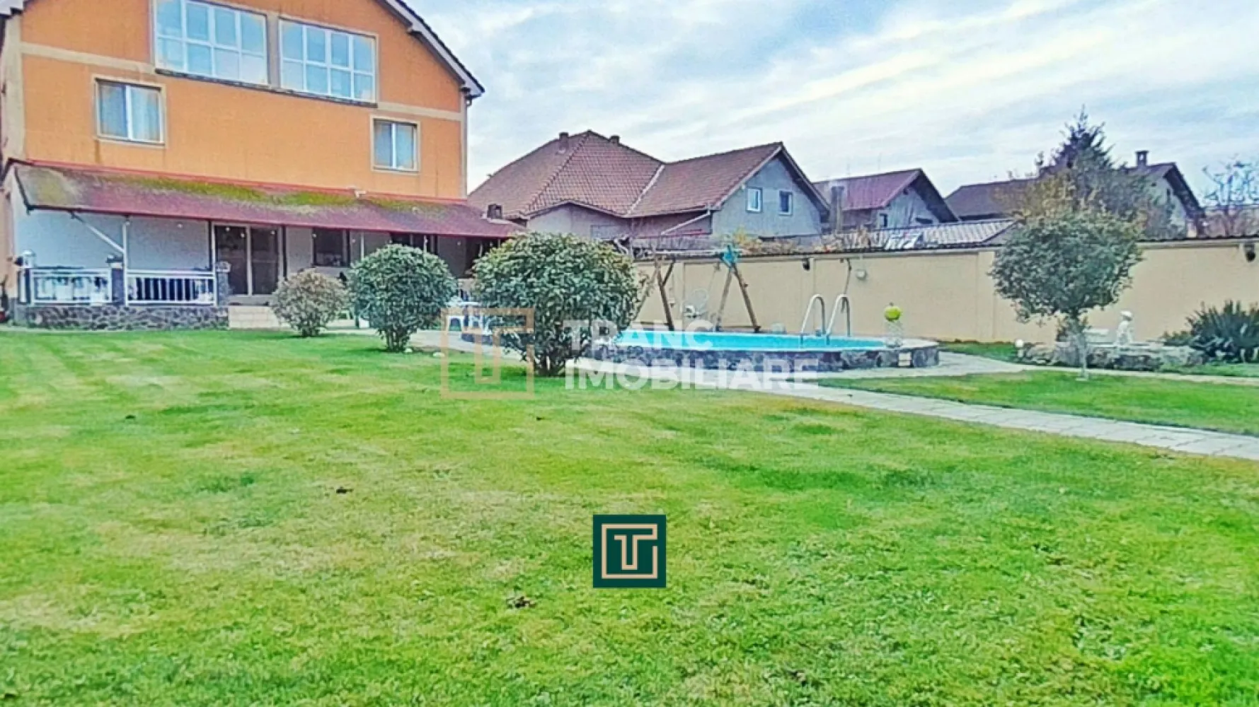 Casă impresionantă cu 15 camere, teren generos, piscină in Fantanele, Arad