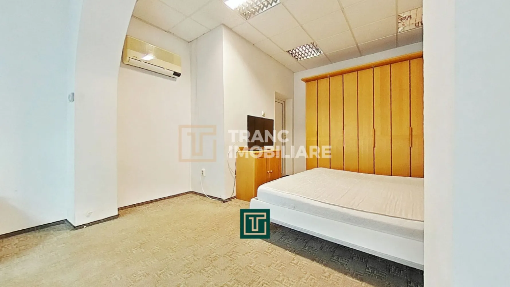Spațiu de birouri / apartament cu 3 camere de închiriat – Arad - Dacă ești în căutarea unui spațiu generos, bine poziționat, unde să îți desfășori activitatea profesională sau chiar să locuiești, această proprietate poate fi exact ce ai nevoie.

Îți propunem spre închiriere un spațiu situat în zona Bibliotecii Județene „Alexandru D. Xenopol” din Arad, la parterul unei clădiri istorice, construite pe un singur nivel, cu geamuri înalte și tavane de aproximativ 3,5 m, care oferă lumină naturală din plin și un confort sporit.

Imobilul are o suprafață de 115 mp utili (133 mp construiți) și este compartimentat eficient: 3 camere spațioase, bucătărie generoasă, baie, hol și spațiu de depozitare. Bucătăria este complet utilată cu frigider, hotă, plită electrică, cuptor electric, mașină de spălat rufe, masă și scaune.

Spațiul este dotat cu centrală termică pe gaz, aer condiționat, tâmplărie termopan, iar tavanul casetat completează atmosfera elegantă a clădirii. Proprietatea se află într-o curte comună cu un singur vecin, oferind liniște și intimitate, și beneficiază de spațiu verde amenajat cu pomi fructiferi.

Este pretabil atât pentru birouri (contabilitate, IT, avocatură, notariat, imobiliare, arhitectură, after-school, grădiniță), cât și pentru locuință, datorită compartimentării și poziției excelente. În prețul chiriei este inclus un loc de parcare în curtea interioară.

Zona este una dintre cele mai bine cotate din Arad, cu acces rapid la transport public, instituții, restaurante, piață, școli, licee, supermarketuri și alte puncte de interes.

Se percepe o lună garanție.
Pentru mai multe detalii sau pentru a programa o vizionare, nu ezita să ne contactezi.