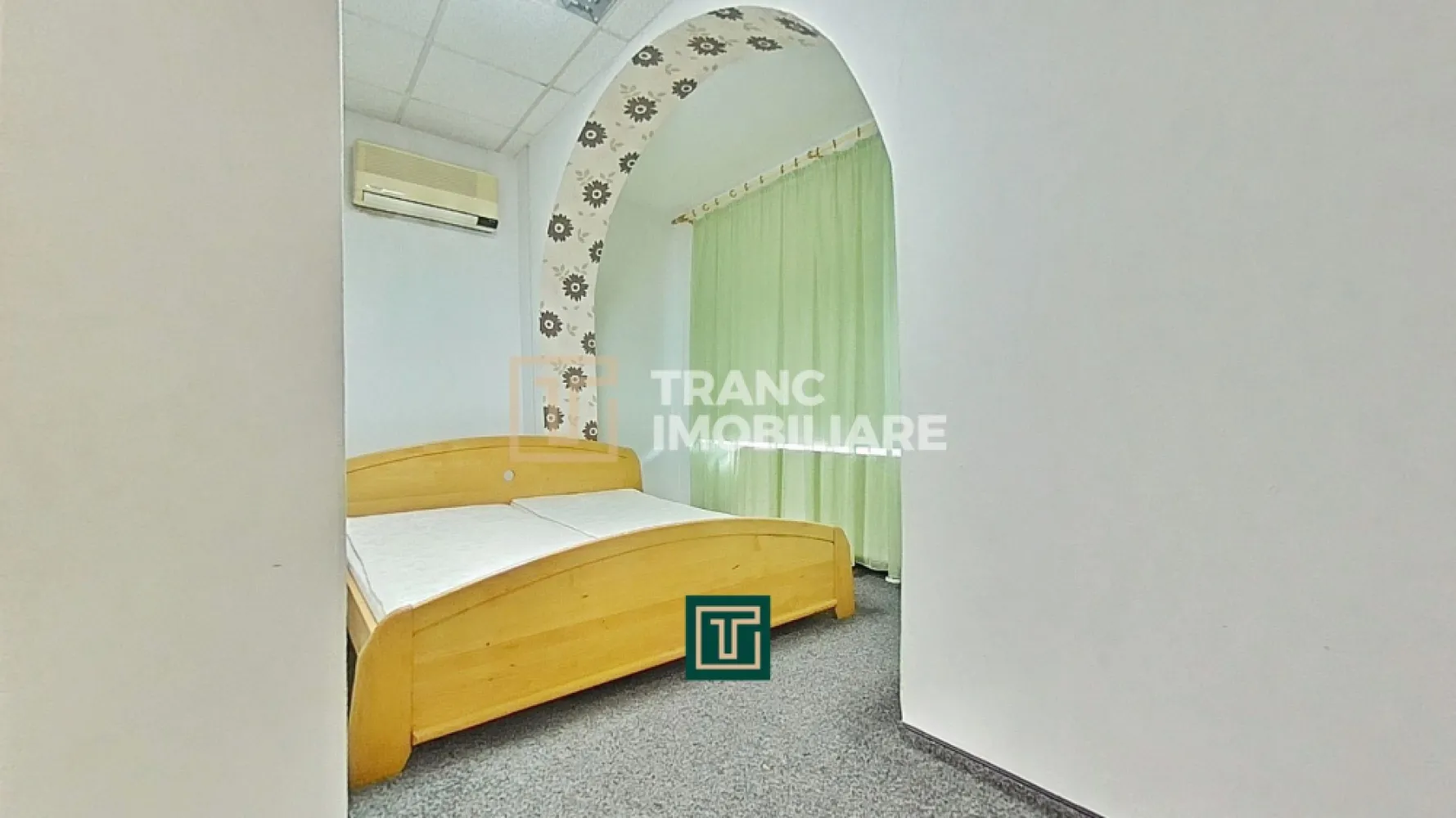Spațiu de birouri / apartament cu 3 camere de închiriat – Arad - Dacă ești în căutarea unui spațiu generos, bine poziționat, unde să îți desfășori activitatea profesională sau chiar să locuiești, această proprietate poate fi exact ce ai nevoie.

Îți propunem spre închiriere un spațiu situat în zona Bibliotecii Județene „Alexandru D. Xenopol” din Arad, la parterul unei clădiri istorice, construite pe un singur nivel, cu geamuri înalte și tavane de aproximativ 3,5 m, care oferă lumină naturală din plin și un confort sporit.

Imobilul are o suprafață de 115 mp utili (133 mp construiți) și este compartimentat eficient: 3 camere spațioase, bucătărie generoasă, baie, hol și spațiu de depozitare. Bucătăria este complet utilată cu frigider, hotă, plită electrică, cuptor electric, mașină de spălat rufe, masă și scaune.

Spațiul este dotat cu centrală termică pe gaz, aer condiționat, tâmplărie termopan, iar tavanul casetat completează atmosfera elegantă a clădirii. Proprietatea se află într-o curte comună cu un singur vecin, oferind liniște și intimitate, și beneficiază de spațiu verde amenajat cu pomi fructiferi.

Este pretabil atât pentru birouri (contabilitate, IT, avocatură, notariat, imobiliare, arhitectură, after-school, grădiniță), cât și pentru locuință, datorită compartimentării și poziției excelente. În prețul chiriei este inclus un loc de parcare în curtea interioară.

Zona este una dintre cele mai bine cotate din Arad, cu acces rapid la transport public, instituții, restaurante, piață, școli, licee, supermarketuri și alte puncte de interes.

Se percepe o lună garanție.
Pentru mai multe detalii sau pentru a programa o vizionare, nu ezita să ne contactezi.