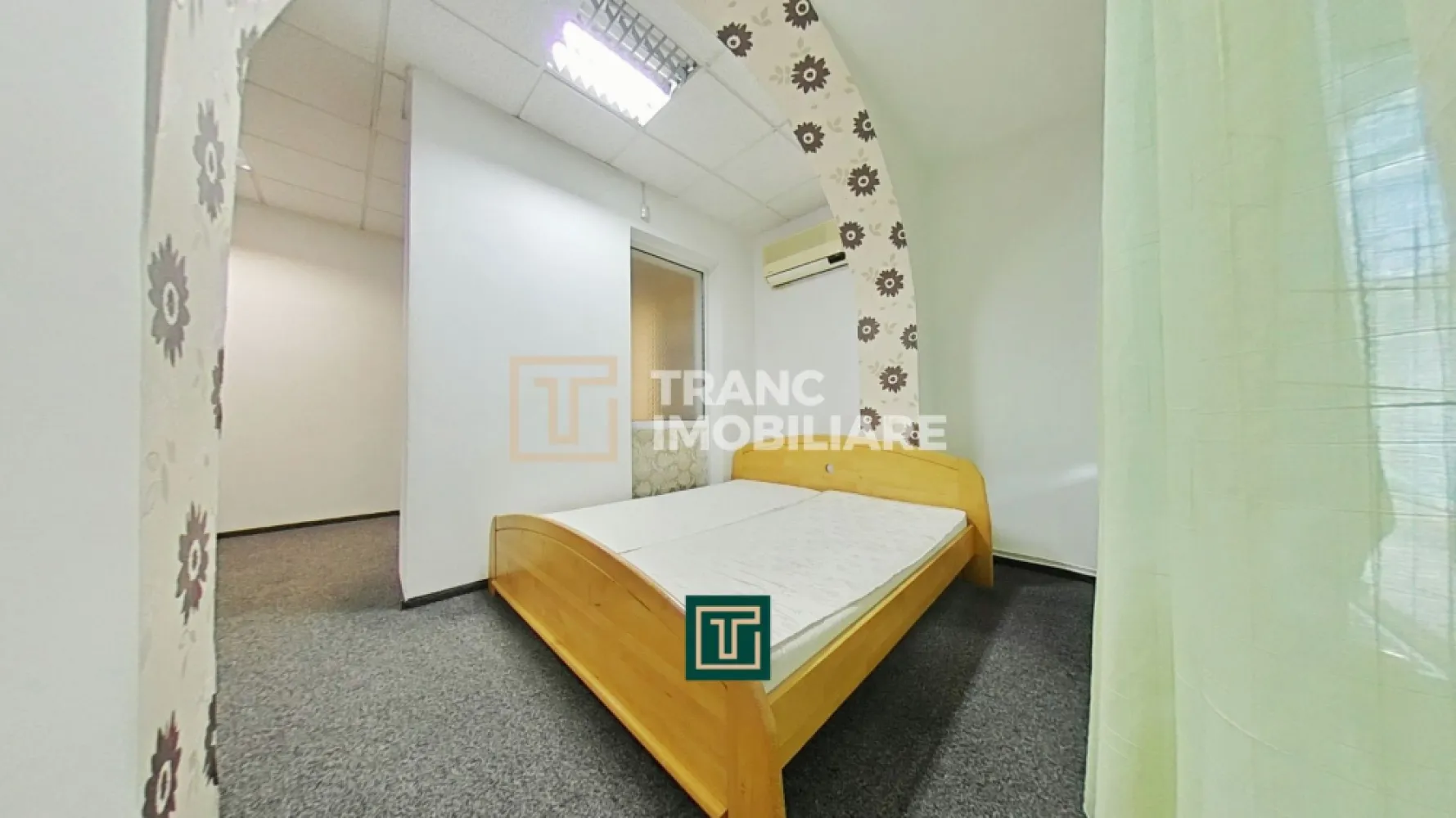 Spațiu de birouri / apartament cu 3 camere de închiriat – Arad - Dacă ești în căutarea unui spațiu generos, bine poziționat, unde să îți desfășori activitatea profesională sau chiar să locuiești, această proprietate poate fi exact ce ai nevoie.

Îți propunem spre închiriere un spațiu situat în zona Bibliotecii Județene „Alexandru D. Xenopol” din Arad, la parterul unei clădiri istorice, construite pe un singur nivel, cu geamuri înalte și tavane de aproximativ 3,5 m, care oferă lumină naturală din plin și un confort sporit.

Imobilul are o suprafață de 115 mp utili (133 mp construiți) și este compartimentat eficient: 3 camere spațioase, bucătărie generoasă, baie, hol și spațiu de depozitare. Bucătăria este complet utilată cu frigider, hotă, plită electrică, cuptor electric, mașină de spălat rufe, masă și scaune.

Spațiul este dotat cu centrală termică pe gaz, aer condiționat, tâmplărie termopan, iar tavanul casetat completează atmosfera elegantă a clădirii. Proprietatea se află într-o curte comună cu un singur vecin, oferind liniște și intimitate, și beneficiază de spațiu verde amenajat cu pomi fructiferi.

Este pretabil atât pentru birouri (contabilitate, IT, avocatură, notariat, imobiliare, arhitectură, after-school, grădiniță), cât și pentru locuință, datorită compartimentării și poziției excelente. În prețul chiriei este inclus un loc de parcare în curtea interioară.

Zona este una dintre cele mai bine cotate din Arad, cu acces rapid la transport public, instituții, restaurante, piață, școli, licee, supermarketuri și alte puncte de interes.

Se percepe o lună garanție.
Pentru mai multe detalii sau pentru a programa o vizionare, nu ezita să ne contactezi.