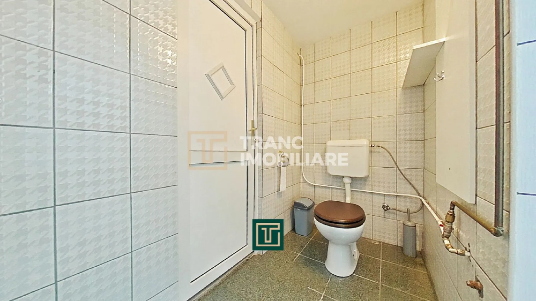 Spațiu de birouri / apartament cu 3 camere de închiriat – Arad - Dacă ești în căutarea unui spațiu generos, bine poziționat, unde să îți desfășori activitatea profesională sau chiar să locuiești, această proprietate poate fi exact ce ai nevoie.

Îți propunem spre închiriere un spațiu situat în zona Bibliotecii Județene „Alexandru D. Xenopol” din Arad, la parterul unei clădiri istorice, construite pe un singur nivel, cu geamuri înalte și tavane de aproximativ 3,5 m, care oferă lumină naturală din plin și un confort sporit.

Imobilul are o suprafață de 115 mp utili (133 mp construiți) și este compartimentat eficient: 3 camere spațioase, bucătărie generoasă, baie, hol și spațiu de depozitare. Bucătăria este complet utilată cu frigider, hotă, plită electrică, cuptor electric, mașină de spălat rufe, masă și scaune.

Spațiul este dotat cu centrală termică pe gaz, aer condiționat, tâmplărie termopan, iar tavanul casetat completează atmosfera elegantă a clădirii. Proprietatea se află într-o curte comună cu un singur vecin, oferind liniște și intimitate, și beneficiază de spațiu verde amenajat cu pomi fructiferi.

Este pretabil atât pentru birouri (contabilitate, IT, avocatură, notariat, imobiliare, arhitectură, after-school, grădiniță), cât și pentru locuință, datorită compartimentării și poziției excelente. În prețul chiriei este inclus un loc de parcare în curtea interioară.

Zona este una dintre cele mai bine cotate din Arad, cu acces rapid la transport public, instituții, restaurante, piață, școli, licee, supermarketuri și alte puncte de interes.

Se percepe o lună garanție.
Pentru mai multe detalii sau pentru a programa o vizionare, nu ezita să ne contactezi.