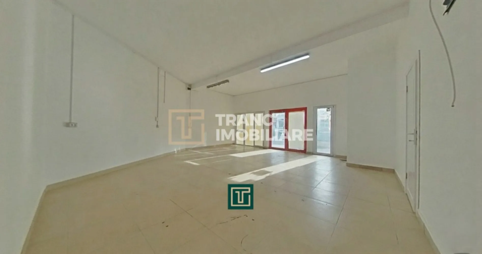 Spațiu comercial cu vad excelent, situat în complexul ARED, Functionarilor – ide - Îți propunem spre închiriere un spațiu comercial situat într-una dintre cele mai bune zone ale orașului Arad, în cartierul Funcționarilor, în cadrul complexului ARED – o zonă recunoscută pentru vizibilitate, trafic intens și acces facil către toate punctele de interes ale orașului.

Spațiul este amplasat la parterul unui bloc construit în anul 2014 și beneficiază de un vad comercial excelent, cu o deschidere generoasă de aproximativ 9 metri la stradă, ceea ce îl face ideal pentru activități care necesită vizibilitate și acces ușor pentru clienți. Suprafața utilă este de 70 mp, iar cea construită de 84 mp, oferind suficient spațiu pentru desfășurarea unei game variate de activități comerciale sau de birou.

Compartimentarea este practică și bine gândită: o cameră principală spațioasă, perfectă pentru activitatea principală, o a doua cameră potrivită pentru birou, un hol ce poate fi folosit și ca spațiu de depozitare, precum și o baie. Spațiul este liber și pregătit pentru amenajare, oferind viitorului chiriaș libertatea de a-l personaliza în funcție de propriul domeniu de activitate.

Imobilul este îngrijit, luminos și primitor, dispune de curent monofazic, iar lipsa branșamentului la gaz îl face ideal pentru activități de tip birou, agenție, cabinet, florărie, contabilitate sau agenție de turism. Zona este una extrem de bine cotată, cu acces rapid la hypermarketuri, magazine, benzinării și alte puncte de interes, fiind intens circulată atât pietonal, cât și auto.

Datorită poziționării excelente, a vizibilității foarte bune și a compartimentării eficiente, acest spațiu reprezintă o oportunitate excelentă pentru dezvoltarea unei afaceri într-un mediu modern și dinamic.

Pentru mai multe detalii sau pentru a programa o vizionare, te invităm să ne contactezi cu încredere.