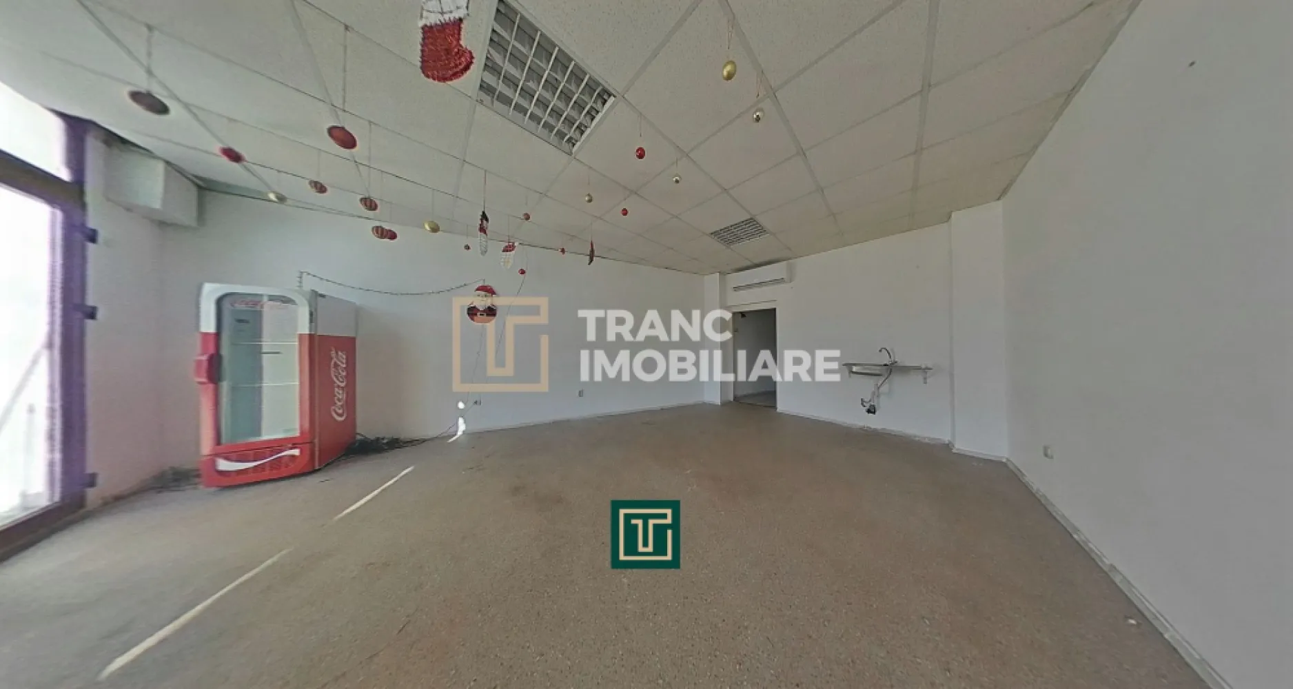Spațiu comercial de închiriat – Vad excelent în Piața Catedralei, Arad - Vă propunem spre închiriere un spațiu comercial cu potențial ridicat, situat într-una dintre cele mai căutate și circulate zone din județul Arad – Piața Catedralei. Locația oferă vizibilitate foarte bună și un vad comercial ideal pentru diverse tipuri de activități: cafenea, salon, magazin, birou sau servicii.

Spațiul are o suprafață utilă de 48 mp și o suprafață construită de 60 mp, fiind amplasat la parterul unei clădiri cu 2 nivele, construită în anul 2000. Compartimentarea este practică și funcțională: o cameră principală generoasă, o baie și o cameră de depozitare, perfecte pentru organizarea eficientă a activității comerciale.

Un mare avantaj îl reprezintă posibilitatea amenajării unei terase în fața spațiului, ceea ce îl face ideal pentru domeniul HoReCa sau servicii cu acces direct din stradă. Confortul este asigurat printr-un sistem modern de recirculare a aerului și aer condiționat.

Zona este extraordinară, sigură și intens frecventată, oferind acces rapid la puncte de interes și un flux constant de potențiali clienți.

Contactați-ne pentru mai multe detalii și pentru a programa o vizionare!
