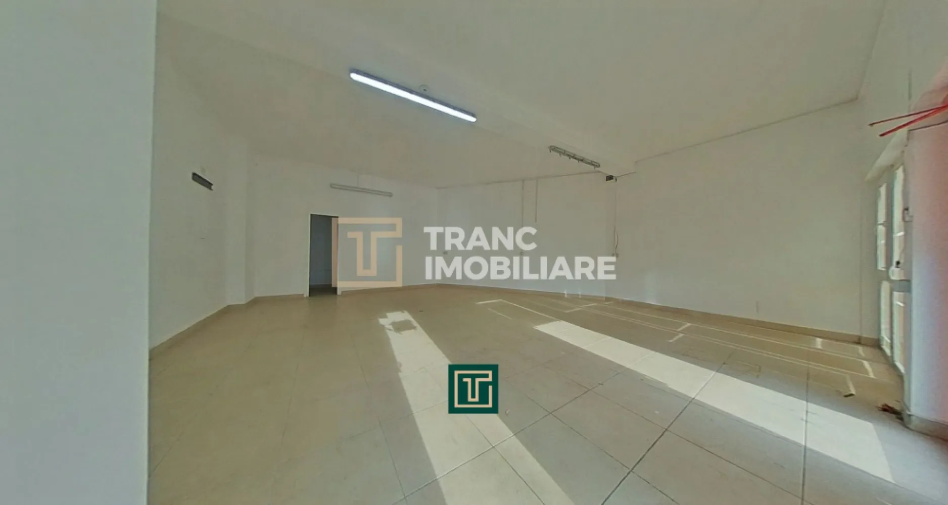 Spațiu comercial cu vad excelent, situat în complexul ARED, Functionarilor – ide - Îți propunem spre închiriere un spațiu comercial situat într-una dintre cele mai bune zone ale orașului Arad, în cartierul Funcționarilor, în cadrul complexului ARED – o zonă recunoscută pentru vizibilitate, trafic intens și acces facil către toate punctele de interes ale orașului.

Spațiul este amplasat la parterul unui bloc construit în anul 2014 și beneficiază de un vad comercial excelent, cu o deschidere generoasă de aproximativ 9 metri la stradă, ceea ce îl face ideal pentru activități care necesită vizibilitate și acces ușor pentru clienți. Suprafața utilă este de 70 mp, iar cea construită de 84 mp, oferind suficient spațiu pentru desfășurarea unei game variate de activități comerciale sau de birou.

Compartimentarea este practică și bine gândită: o cameră principală spațioasă, perfectă pentru activitatea principală, o a doua cameră potrivită pentru birou, un hol ce poate fi folosit și ca spațiu de depozitare, precum și o baie. Spațiul este liber și pregătit pentru amenajare, oferind viitorului chiriaș libertatea de a-l personaliza în funcție de propriul domeniu de activitate.

Imobilul este îngrijit, luminos și primitor, dispune de curent monofazic, iar lipsa branșamentului la gaz îl face ideal pentru activități de tip birou, agenție, cabinet, florărie, contabilitate sau agenție de turism. Zona este una extrem de bine cotată, cu acces rapid la hypermarketuri, magazine, benzinării și alte puncte de interes, fiind intens circulată atât pietonal, cât și auto.

Datorită poziționării excelente, a vizibilității foarte bune și a compartimentării eficiente, acest spațiu reprezintă o oportunitate excelentă pentru dezvoltarea unei afaceri într-un mediu modern și dinamic.

Pentru mai multe detalii sau pentru a programa o vizionare, te invităm să ne contactezi cu încredere.