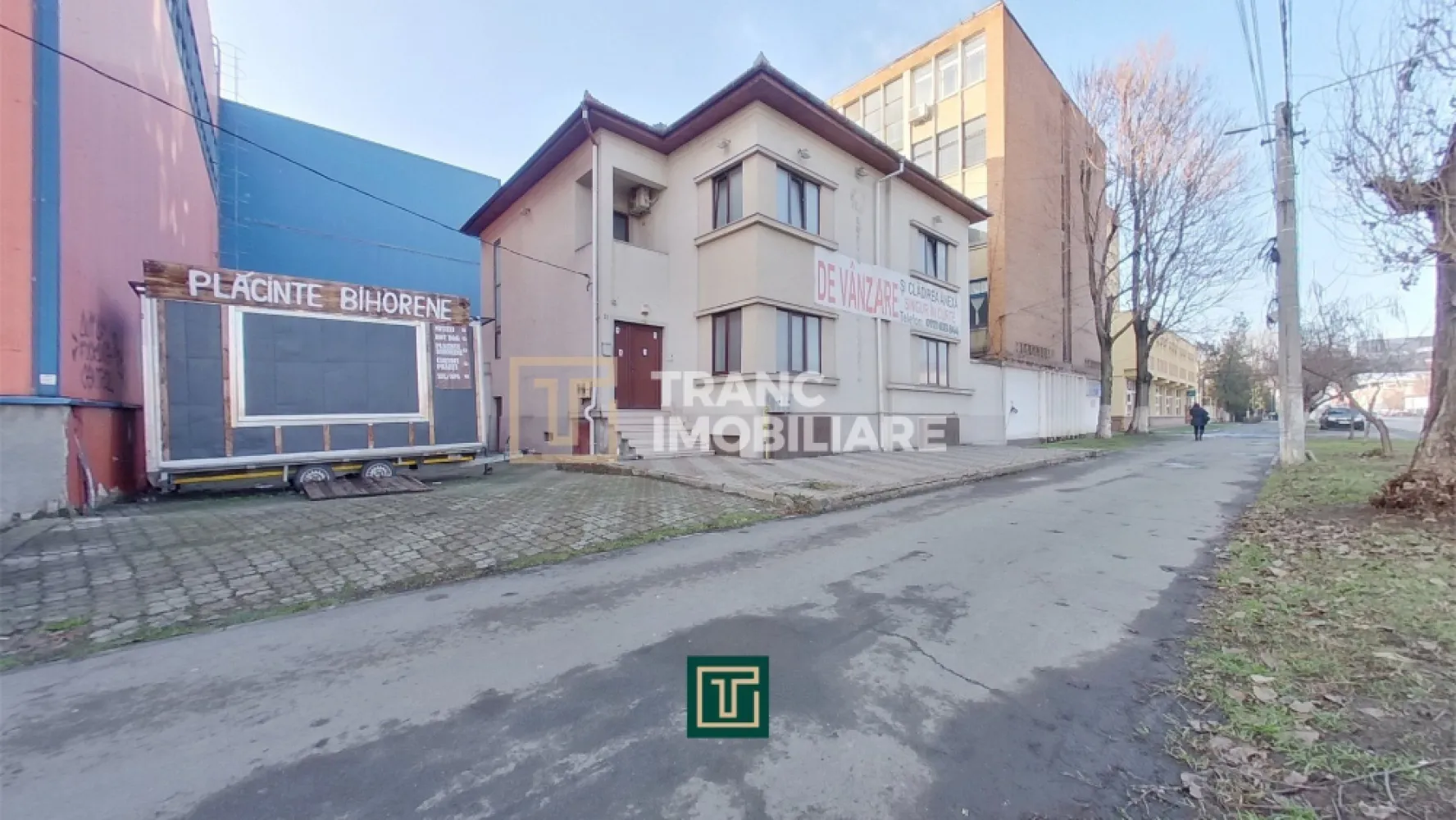 Clădire emblematică rara cu 13 camere pe Calea Victoriei | Ideal locuit/clinică - O investiție profitabilă nu se judecă doar după zonă și potențial, ci și după notorietatea clădirii. Iar proprietatea pe care ți-o prezentăm acum este exact genul acela de reper pe care îl recunoști imediat. Dacă locuiești în Arad, sunt șanse mari să fi trecut pe lângă ea de nenumărate ori, pentru că se află pe una dintre cele mai importante artere ale orașului, pe Calea Victoriei, lângă birourile celor de la Astra Vagoane, într-o zonă intens circulată, vizibilă, cu potențial real de venit.

Proprietatea este formată din două corpuri. Clădirea principală, din cărămidă, este dispusă pe demisol, parter, etaj și pod, plus un apartament separat în curte, cu 2 camere. Terenul total are 513 mp, amprenta clădirii principale este de 148 mp, iar amprenta apartamentului din curte este de 56 mp. Suprafața clădirii principale este de aproximativ 348 mp utili și 396 mp construiți, cu circa 78 mp utili la demisol și în jur de 135 mp pe fiecare nivel, la parter și etaj. Apartamentul din curte are 56 mp construiți și aproximativ 45 mp utili.

Clădirea a fost folosită în trecut ca spațiu pentru clinici medicale, iar la un moment dat demisolul a găzduit și un bar, ceea ce spune clar cât de flexibilă este din punct de vedere funcțional. În prezent, compartimentarea este extrem de eficientă pentru o clinică sau un business cu activitate intensă cu public. La parter te întâmpină o zonă de recepție cu sală de așteptare și acces către 4 camere și 2 băi. La etaj ai hol, o baie, 4 camere și un balcon cu vedere directă către Calea Victoriei. La demisol există hol de acces, 3 camere și o baie. Apartamentul din curte are hol, două camere și baie. În total, proprietatea oferă 13 camere, 5 băi, 4 holuri și un balcon.

Din punct de vedere tehnic, există utilități complete, apa, canalizare, gaz si curent electric. Ferestrele și ușile de la intrare sunt din PVC, pardoselile sunt realizate cu linoleum profesional conform cerințelor uzuale pentru spații medicale, iar fiecare nivel este dotat cu aer condiționat și calorifere. Încălzirea poate fi asigurată prin montarea unei centrale termice, iar siugranta este asigurata de o alarma functionala. Parterul și etajul necesită în principal cosmetizare și finalizări pentru exploatare imediată, cum ar fi montarea ușilor, corpurilor de iluminat, amenajarea băilor și montarea panoului electric. Demisolul necesită intervenții serioase, o parte dintre pereți fiind afectați de umezeală. Curtea este generoasă ca spațiu și este împrejmuită cu un gard solid din cărămidă. 

Aici este diferența pe care o înțelege un investitor cu capital: cumpărarea nu este despre metri pătrați, ci despre capacitatea unei clădiri de a produce bani și de a-și crește valoarea fără efort. Locația este la distanță mică de Spitalul Județean, liceu, clinici private, magazine, restaurante, stadionul UTA și mijloace de transport, iar vizibilitatea stradală este exact genul de avantaj care transformă orice chiriaș bun într-un chiriaș stabil. Pentru un sediu premium de firmă, o clinică, un centru de recuperare, un hub de servicii, birouri, un showroom sau chiar o combinație business plus locuire, proprietatea se potrivește perfect. În plus, existența apartamentului din curte îți oferă opțiunea de cazare pentru personal, locuire, birou separat sau o a doua sursă de venit.

Dacă cauți o investiție garantata de zona, notorietate, facilitati, calitatea constructiei, istoric, cu potențial de închiriere și cu șanse reale de apreciere pe termen lung, genul de proprietate pe care o poți păstra și transmite mai departe, viitorilor mostenitori, atunci aceasta este o oportunitate care merită văzută. Proprietăți cu nume, pe artere mari, în zone care nu se devalorizează, apar rar la vânzare, iar când apar, se tranzacționează repede.

Pentru detalii complete, planuri, programare vizionare și discuție directă despre scenarii de exploatare și randament, sună-mă și îți prezint proprietatea exact așa cum este, cu toate punctele forte și toate lucrările necesare, ca să poți lua o decizie de investitor, nu de cumpărător obișnuit.

PREȚUL ESTE FIX, NU ESTE NEGOCIABIL.