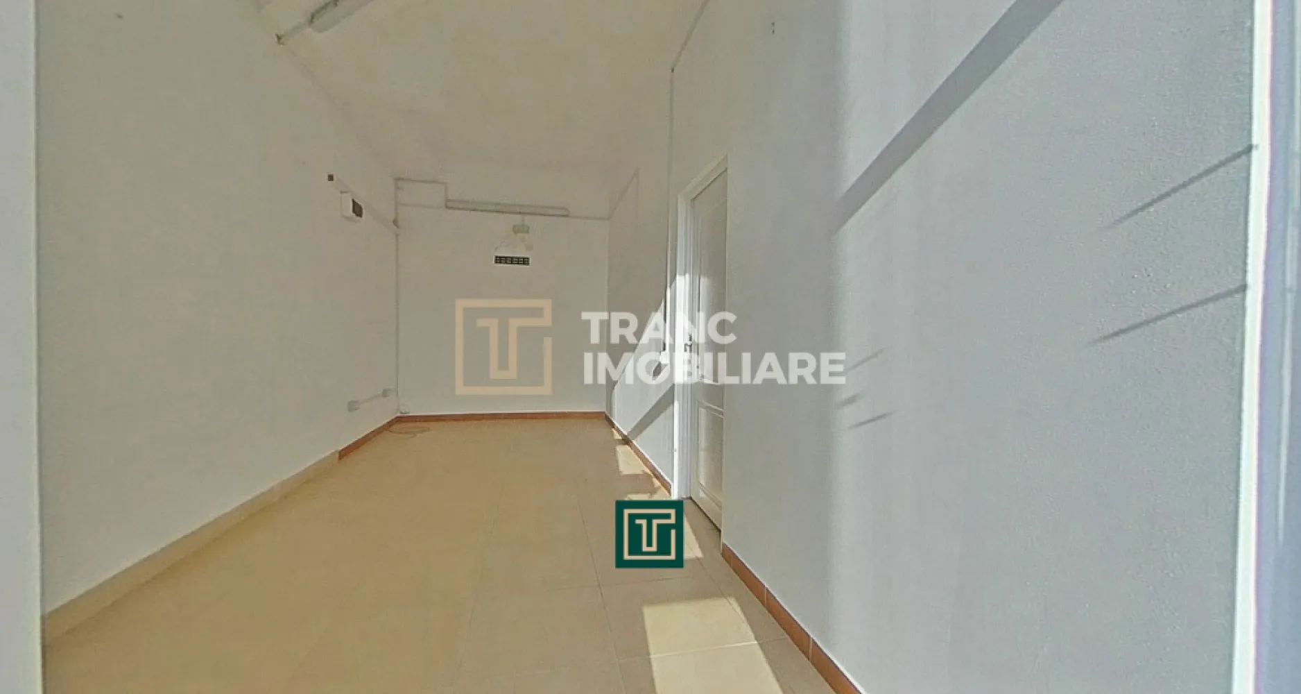 Spațiu comercial cu vad excelent, situat în complexul ARED, Functionarilor – ide - Îți propunem spre închiriere un spațiu comercial situat într-una dintre cele mai bune zone ale orașului Arad, în cartierul Funcționarilor, în cadrul complexului ARED – o zonă recunoscută pentru vizibilitate, trafic intens și acces facil către toate punctele de interes ale orașului.

Spațiul este amplasat la parterul unui bloc construit în anul 2014 și beneficiază de un vad comercial excelent, cu o deschidere generoasă de aproximativ 9 metri la stradă, ceea ce îl face ideal pentru activități care necesită vizibilitate și acces ușor pentru clienți. Suprafața utilă este de 70 mp, iar cea construită de 84 mp, oferind suficient spațiu pentru desfășurarea unei game variate de activități comerciale sau de birou.

Compartimentarea este practică și bine gândită: o cameră principală spațioasă, perfectă pentru activitatea principală, o a doua cameră potrivită pentru birou, un hol ce poate fi folosit și ca spațiu de depozitare, precum și o baie. Spațiul este liber și pregătit pentru amenajare, oferind viitorului chiriaș libertatea de a-l personaliza în funcție de propriul domeniu de activitate.

Imobilul este îngrijit, luminos și primitor, dispune de curent monofazic, iar lipsa branșamentului la gaz îl face ideal pentru activități de tip birou, agenție, cabinet, florărie, contabilitate sau agenție de turism. Zona este una extrem de bine cotată, cu acces rapid la hypermarketuri, magazine, benzinării și alte puncte de interes, fiind intens circulată atât pietonal, cât și auto.

Datorită poziționării excelente, a vizibilității foarte bune și a compartimentării eficiente, acest spațiu reprezintă o oportunitate excelentă pentru dezvoltarea unei afaceri într-un mediu modern și dinamic.

Pentru mai multe detalii sau pentru a programa o vizionare, te invităm să ne contactezi cu încredere.