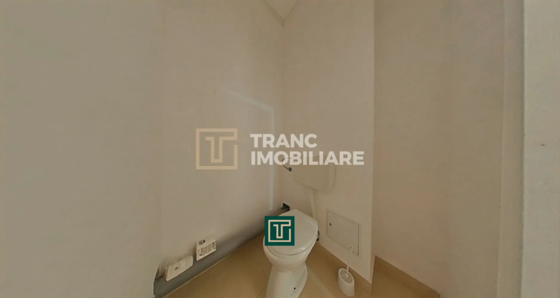 Spațiu comercial cu vad excelent, situat în complexul ARED, Functionarilor – ide - Îți propunem spre închiriere un spațiu comercial situat într-una dintre cele mai bune zone ale orașului Arad, în cartierul Funcționarilor, în cadrul complexului ARED – o zonă recunoscută pentru vizibilitate, trafic intens și acces facil către toate punctele de interes ale orașului.

Spațiul este amplasat la parterul unui bloc construit în anul 2014 și beneficiază de un vad comercial excelent, cu o deschidere generoasă de aproximativ 9 metri la stradă, ceea ce îl face ideal pentru activități care necesită vizibilitate și acces ușor pentru clienți. Suprafața utilă este de 70 mp, iar cea construită de 84 mp, oferind suficient spațiu pentru desfășurarea unei game variate de activități comerciale sau de birou.

Compartimentarea este practică și bine gândită: o cameră principală spațioasă, perfectă pentru activitatea principală, o a doua cameră potrivită pentru birou, un hol ce poate fi folosit și ca spațiu de depozitare, precum și o baie. Spațiul este liber și pregătit pentru amenajare, oferind viitorului chiriaș libertatea de a-l personaliza în funcție de propriul domeniu de activitate.

Imobilul este îngrijit, luminos și primitor, dispune de curent monofazic, iar lipsa branșamentului la gaz îl face ideal pentru activități de tip birou, agenție, cabinet, florărie, contabilitate sau agenție de turism. Zona este una extrem de bine cotată, cu acces rapid la hypermarketuri, magazine, benzinării și alte puncte de interes, fiind intens circulată atât pietonal, cât și auto.

Datorită poziționării excelente, a vizibilității foarte bune și a compartimentării eficiente, acest spațiu reprezintă o oportunitate excelentă pentru dezvoltarea unei afaceri într-un mediu modern și dinamic.

Pentru mai multe detalii sau pentru a programa o vizionare, te invităm să ne contactezi cu încredere.