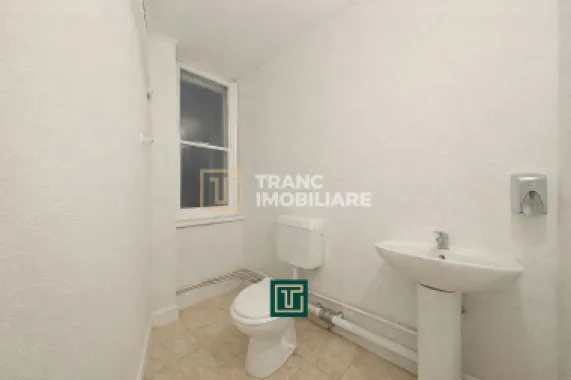 Spațiu comercial de închiriat – Vad excelent în Piața Catedralei, Arad