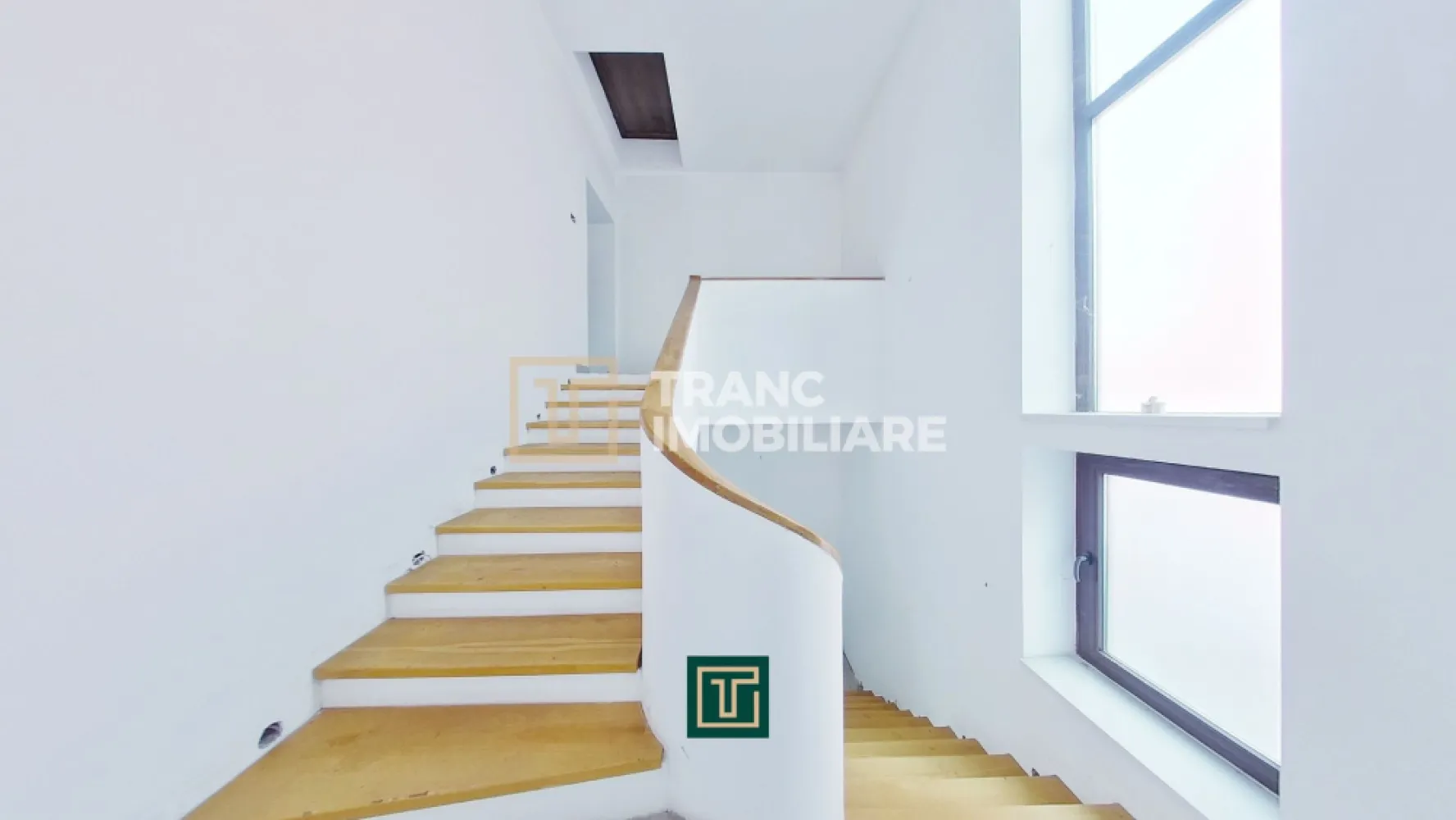 Clădire emblematică rara cu 13 camere pe Calea Victoriei | Ideal locuit/clinică - O investiție profitabilă nu se judecă doar după zonă și potențial, ci și după notorietatea clădirii. Iar proprietatea pe care ți-o prezentăm acum este exact genul acela de reper pe care îl recunoști imediat. Dacă locuiești în Arad, sunt șanse mari să fi trecut pe lângă ea de nenumărate ori, pentru că se află pe una dintre cele mai importante artere ale orașului, pe Calea Victoriei, lângă birourile celor de la Astra Vagoane, într-o zonă intens circulată, vizibilă, cu potențial real de venit.

Proprietatea este formată din două corpuri. Clădirea principală, din cărămidă, este dispusă pe demisol, parter, etaj și pod, plus un apartament separat în curte, cu 2 camere. Terenul total are 513 mp, amprenta clădirii principale este de 148 mp, iar amprenta apartamentului din curte este de 56 mp. Suprafața clădirii principale este de aproximativ 348 mp utili și 396 mp construiți, cu circa 78 mp utili la demisol și în jur de 135 mp pe fiecare nivel, la parter și etaj. Apartamentul din curte are 56 mp construiți și aproximativ 45 mp utili.

Clădirea a fost folosită în trecut ca spațiu pentru clinici medicale, iar la un moment dat demisolul a găzduit și un bar, ceea ce spune clar cât de flexibilă este din punct de vedere funcțional. În prezent, compartimentarea este extrem de eficientă pentru o clinică sau un business cu activitate intensă cu public. La parter te întâmpină o zonă de recepție cu sală de așteptare și acces către 4 camere și 2 băi. La etaj ai hol, o baie, 4 camere și un balcon cu vedere directă către Calea Victoriei. La demisol există hol de acces, 3 camere și o baie. Apartamentul din curte are hol, două camere și baie. În total, proprietatea oferă 13 camere, 5 băi, 4 holuri și un balcon.

Din punct de vedere tehnic, există utilități complete, apa, canalizare, gaz si curent electric. Ferestrele și ușile de la intrare sunt din PVC, pardoselile sunt realizate cu linoleum profesional conform cerințelor uzuale pentru spații medicale, iar fiecare nivel este dotat cu aer condiționat și calorifere. Încălzirea poate fi asigurată prin montarea unei centrale termice, iar siugranta este asigurata de o alarma functionala. Parterul și etajul necesită în principal cosmetizare și finalizări pentru exploatare imediată, cum ar fi montarea ușilor, corpurilor de iluminat, amenajarea băilor și montarea panoului electric. Demisolul necesită intervenții serioase, o parte dintre pereți fiind afectați de umezeală. Curtea este generoasă ca spațiu și este împrejmuită cu un gard solid din cărămidă. 

Aici este diferența pe care o înțelege un investitor cu capital: cumpărarea nu este despre metri pătrați, ci despre capacitatea unei clădiri de a produce bani și de a-și crește valoarea fără efort. Locația este la distanță mică de Spitalul Județean, liceu, clinici private, magazine, restaurante, stadionul UTA și mijloace de transport, iar vizibilitatea stradală este exact genul de avantaj care transformă orice chiriaș bun într-un chiriaș stabil. Pentru un sediu premium de firmă, o clinică, un centru de recuperare, un hub de servicii, birouri, un showroom sau chiar o combinație business plus locuire, proprietatea se potrivește perfect. În plus, existența apartamentului din curte îți oferă opțiunea de cazare pentru personal, locuire, birou separat sau o a doua sursă de venit.

Dacă cauți o investiție garantata de zona, notorietate, facilitati, calitatea constructiei, istoric, cu potențial de închiriere și cu șanse reale de apreciere pe termen lung, genul de proprietate pe care o poți păstra și transmite mai departe, viitorilor mostenitori, atunci aceasta este o oportunitate care merită văzută. Proprietăți cu nume, pe artere mari, în zone care nu se devalorizează, apar rar la vânzare, iar când apar, se tranzacționează repede.

Pentru detalii complete, planuri, programare vizionare și discuție directă despre scenarii de exploatare și randament, sună-mă și îți prezint proprietatea exact așa cum este, cu toate punctele forte și toate lucrările necesare, ca să poți lua o decizie de investitor, nu de cumpărător obișnuit.

PREȚUL ESTE FIX, NU ESTE NEGOCIABIL.
