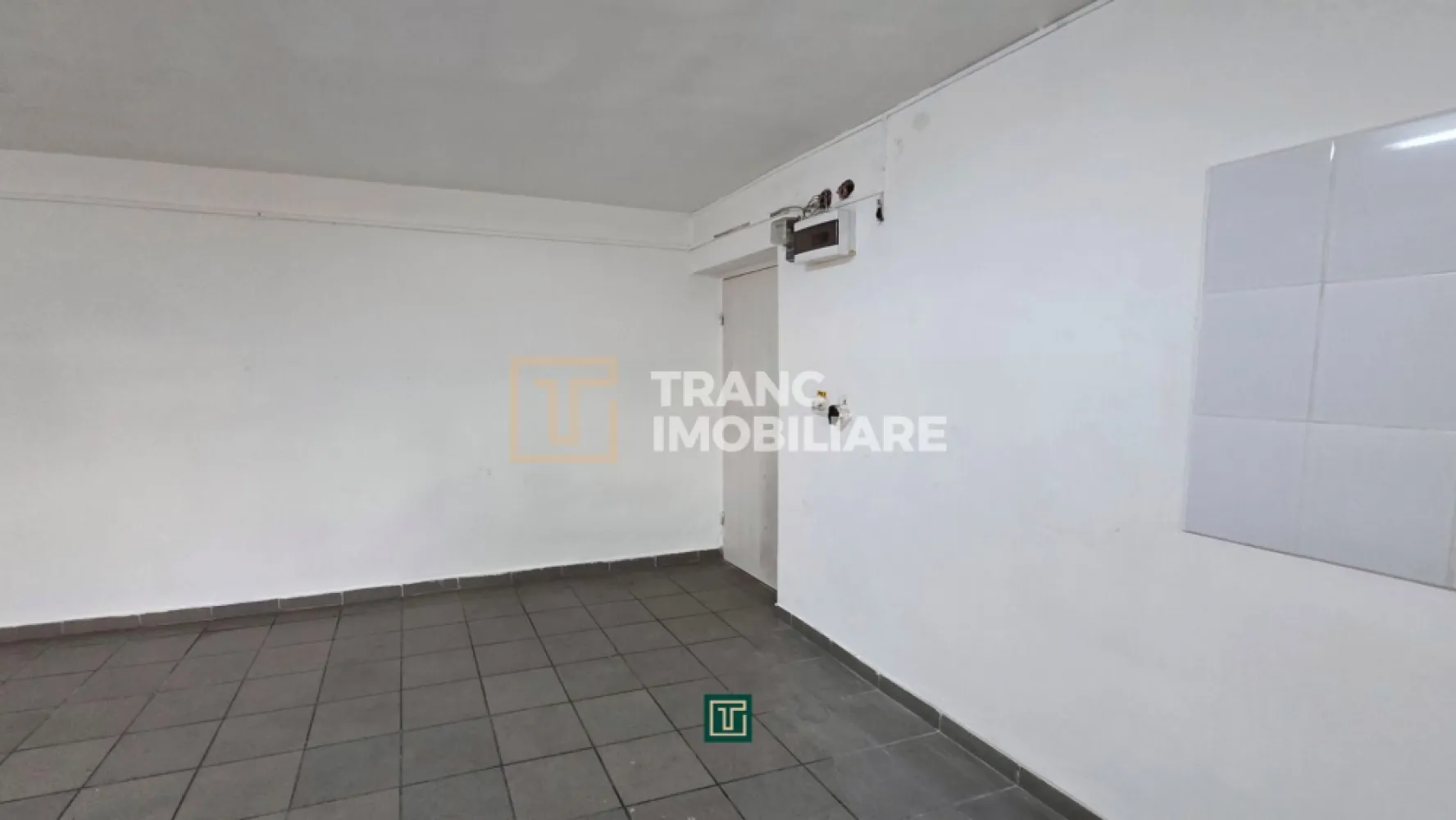Spațiu comercial în Calea Lipovei – Zonă excelentă, aproape de Iulius Town - Vă propunem spre închiriere un spațiu cu 1 cameră, în suprafață utilă de 26 mp (30 mp construiți), situat la demisolul unui imobil construit în 2007, cu regim de înălțime P+1E. Spațiul este potrivit pentru activități care nu necesită punct de lucru cu trafic intens, birou administrativ, arhivă, atelier ușor sau depozitare.

Proprietatea dispune de curent trifazic, apă și canalizare din rețeaua publică, precum și izolație termică exterioară. Baia este comună, utilizată împreună cu alți chiriași din clădire. Menționăm că spațiul nu este înscris în CF ca spațiu comercial, aspect ce limitează desfășurarea unor activități comerciale cu public.

Un avantaj major îl reprezintă poziționarea excelentă, la doar 150 m de artera principală care face legătura între Timișoara și Dumbrăvița, în imediata apropiere de Iulius Town Timișoara. În vecinătate regăsim benzinărie, cafenele, farmacie, hypermarket, stație de autobuz și stație de tramvai, oferind acces facil și vizibilitate bună.

Dacă sunteți în căutarea unui spațiu accesibil, bine poziționat și potrivit pentru activități administrative sau depozitare, această proprietate poate fi soluția potrivită.