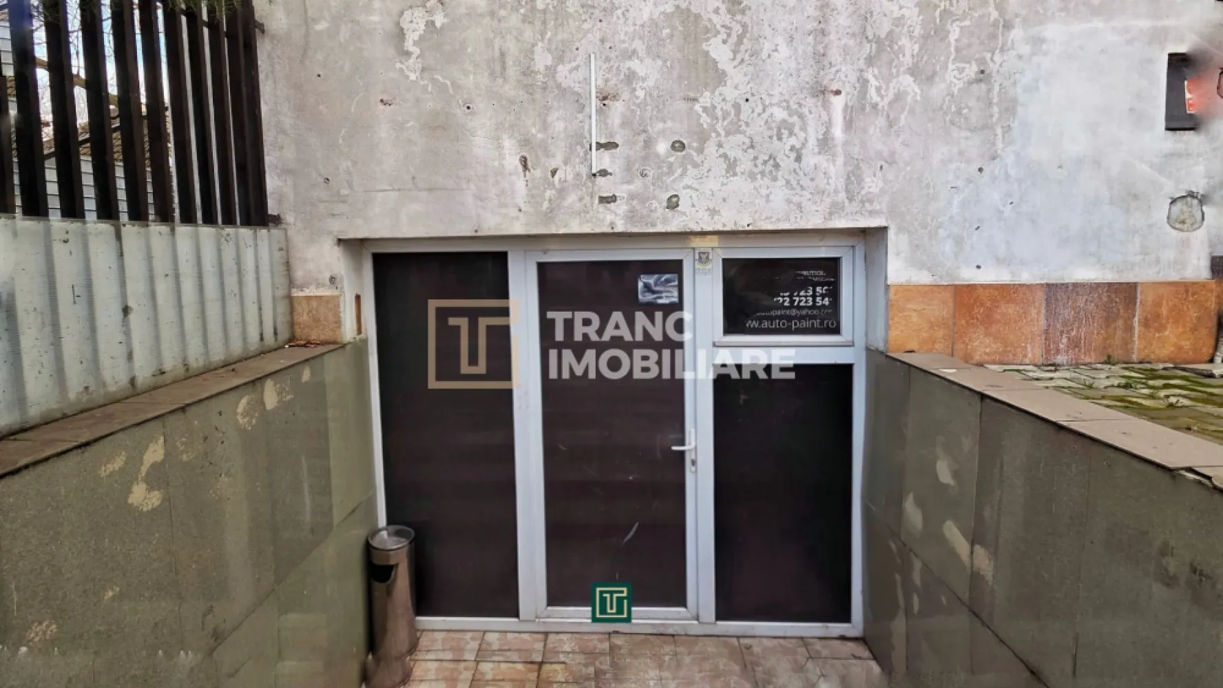 Spațiu comercial în Calea Lipovei – Zonă excelentă, aproape de Iulius Town - Vă propunem spre închiriere un spațiu cu 1 cameră, în suprafață utilă de 26 mp (30 mp construiți), situat la demisolul unui imobil construit în 2007, cu regim de înălțime P+1E. Spațiul este potrivit pentru activități care nu necesită punct de lucru cu trafic intens, birou administrativ, arhivă, atelier ușor sau depozitare.

Proprietatea dispune de curent trifazic, apă și canalizare din rețeaua publică, precum și izolație termică exterioară. Baia este comună, utilizată împreună cu alți chiriași din clădire. Menționăm că spațiul nu este înscris în CF ca spațiu comercial, aspect ce limitează desfășurarea unor activități comerciale cu public.

Un avantaj major îl reprezintă poziționarea excelentă, la doar 150 m de artera principală care face legătura între Timișoara și Dumbrăvița, în imediata apropiere de Iulius Town Timișoara. În vecinătate regăsim benzinărie, cafenele, farmacie, hypermarket, stație de autobuz și stație de tramvai, oferind acces facil și vizibilitate bună.

Dacă sunteți în căutarea unui spațiu accesibil, bine poziționat și potrivit pentru activități administrative sau depozitare, această proprietate poate fi soluția potrivită.