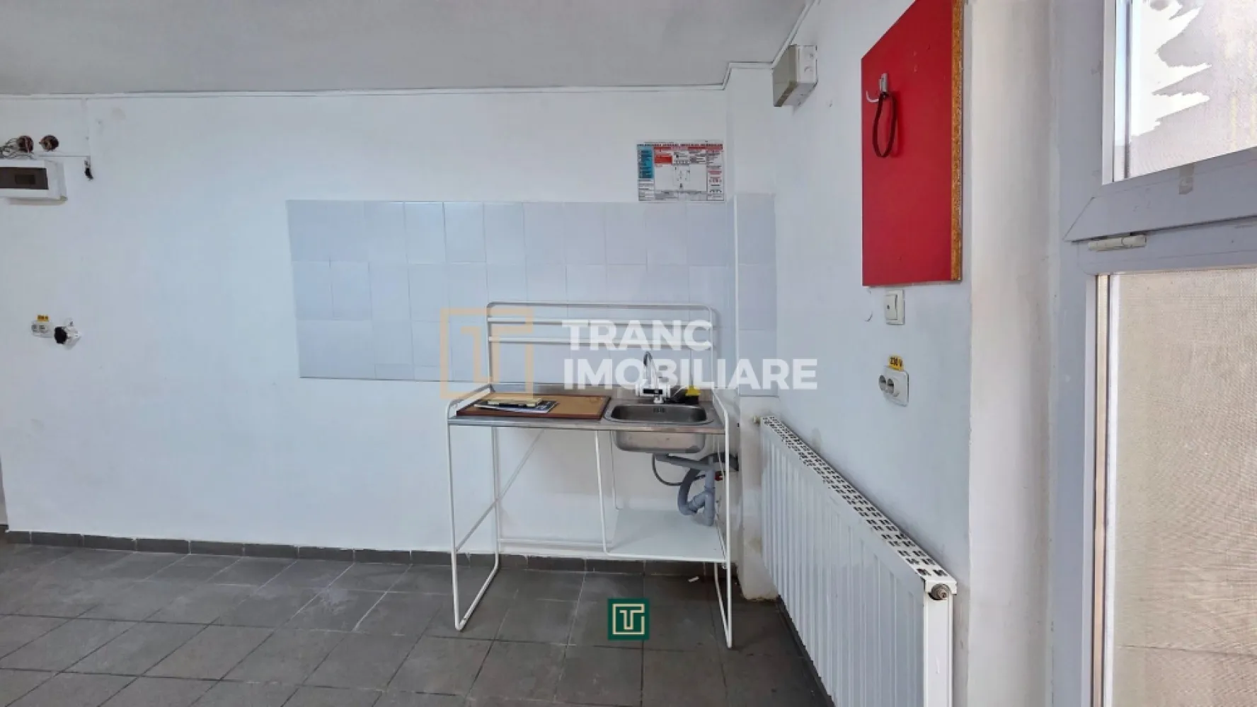 Spațiu comercial în Calea Lipovei – Zonă excelentă, aproape de Iulius Town - Vă propunem spre închiriere un spațiu cu 1 cameră, în suprafață utilă de 26 mp (30 mp construiți), situat la demisolul unui imobil construit în 2007, cu regim de înălțime P+1E. Spațiul este potrivit pentru activități care nu necesită punct de lucru cu trafic intens, birou administrativ, arhivă, atelier ușor sau depozitare.

Proprietatea dispune de curent trifazic, apă și canalizare din rețeaua publică, precum și izolație termică exterioară. Baia este comună, utilizată împreună cu alți chiriași din clădire. Menționăm că spațiul nu este înscris în CF ca spațiu comercial, aspect ce limitează desfășurarea unor activități comerciale cu public.

Un avantaj major îl reprezintă poziționarea excelentă, la doar 150 m de artera principală care face legătura între Timișoara și Dumbrăvița, în imediata apropiere de Iulius Town Timișoara. În vecinătate regăsim benzinărie, cafenele, farmacie, hypermarket, stație de autobuz și stație de tramvai, oferind acces facil și vizibilitate bună.

Dacă sunteți în căutarea unui spațiu accesibil, bine poziționat și potrivit pentru activități administrative sau depozitare, această proprietate poate fi soluția potrivită.